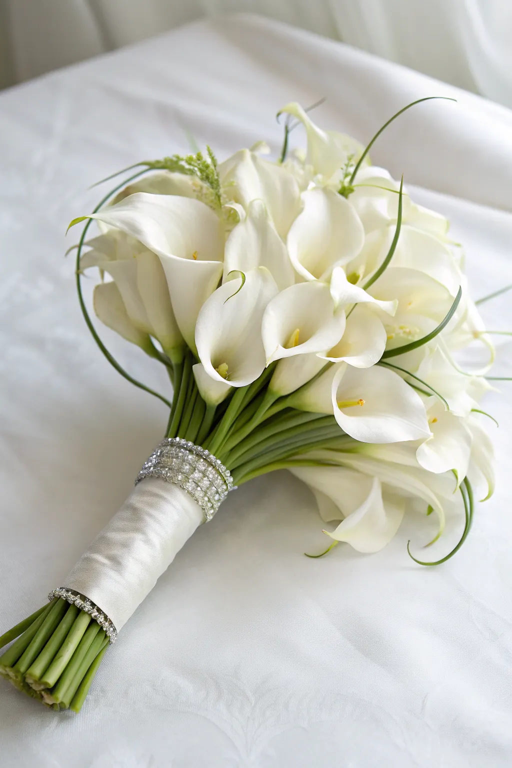 Pure elegance with an all-white calla lily bouquet.