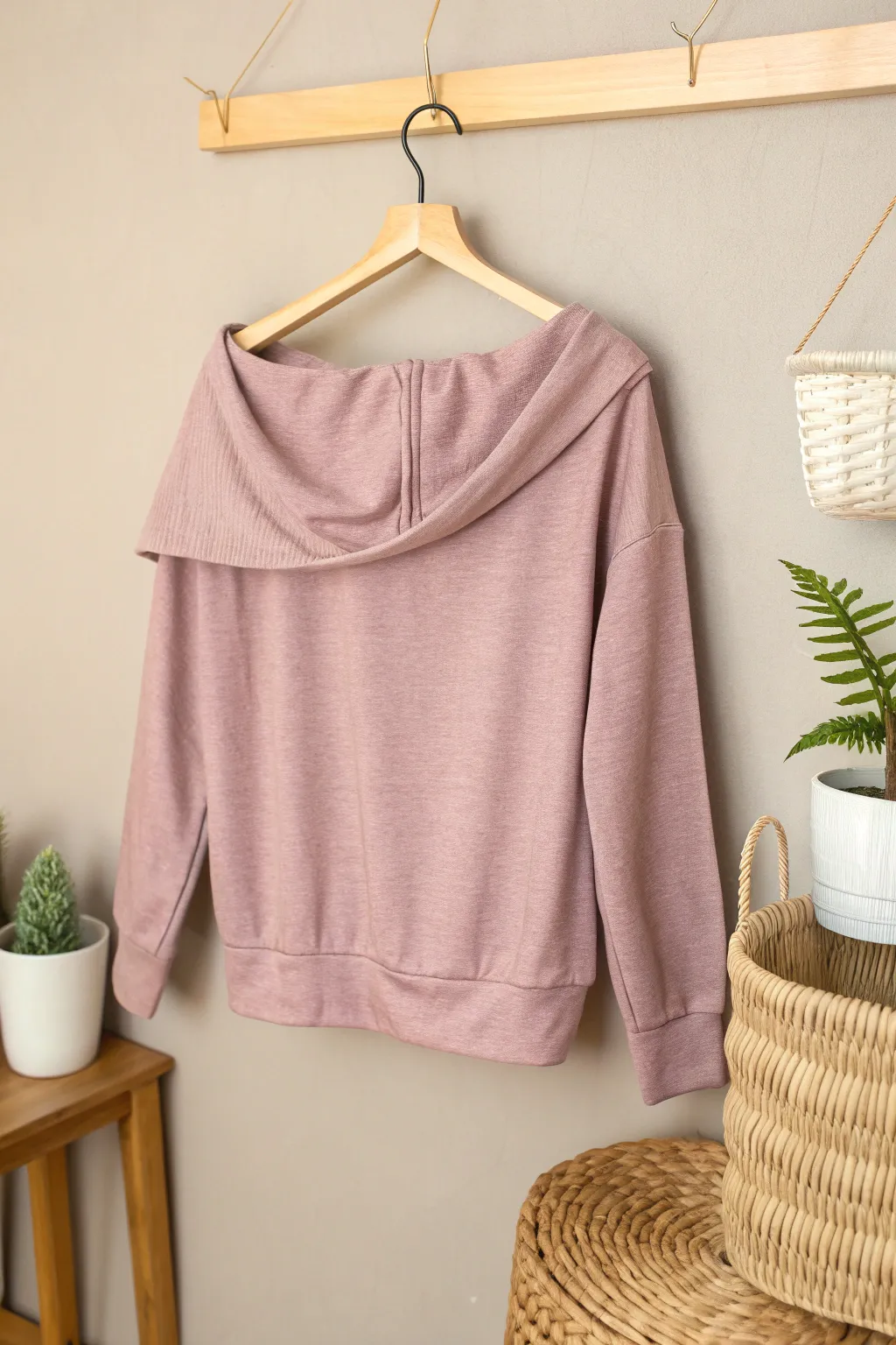 Effortlessly chic with a touch of glam: Transform your sweatshirt into an off-shoulder masterpiece!