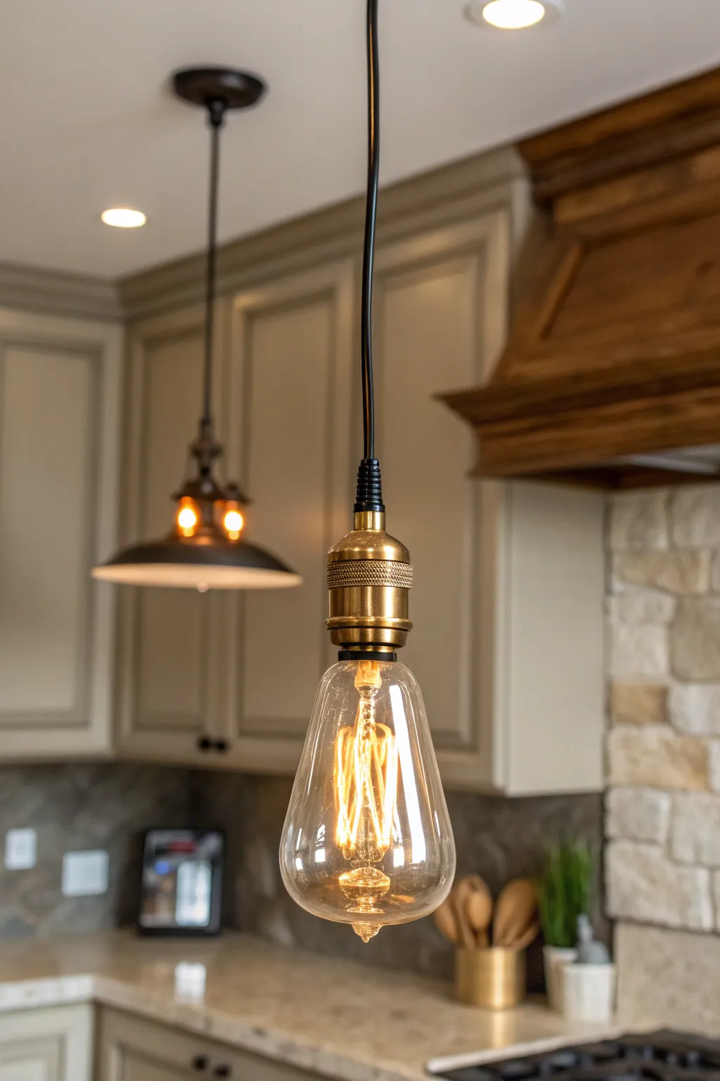 Illuminate your space with effortless elegance: plug-in pendant lights combine style and simplicity.