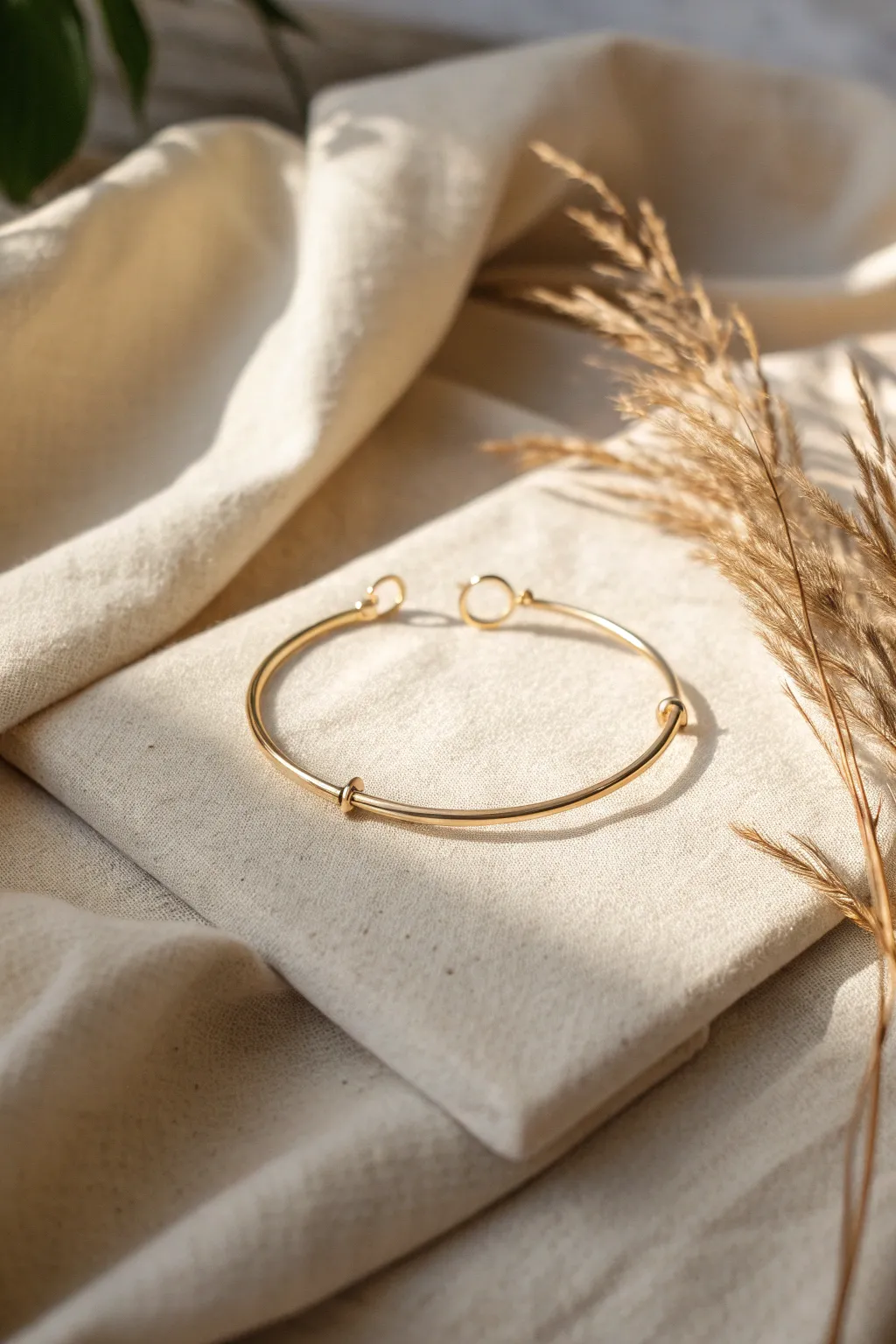 Embrace the beauty of simplicity with this minimalist wire cuff – a perfect blend of elegance and modern style.