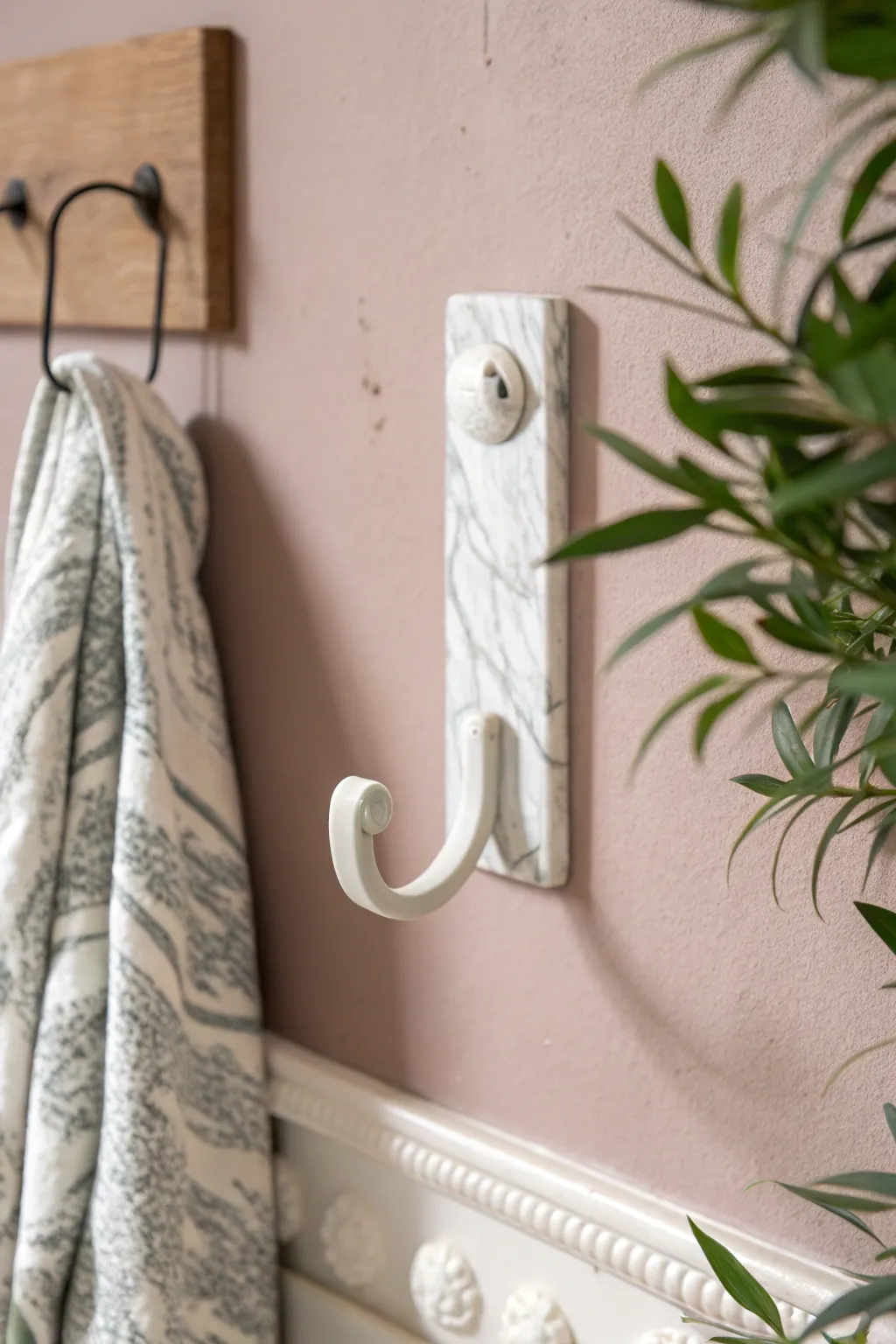 Elevate your kitchen's elegance with a minimalist marble-effect clay hook—where simplicity meets luxury.