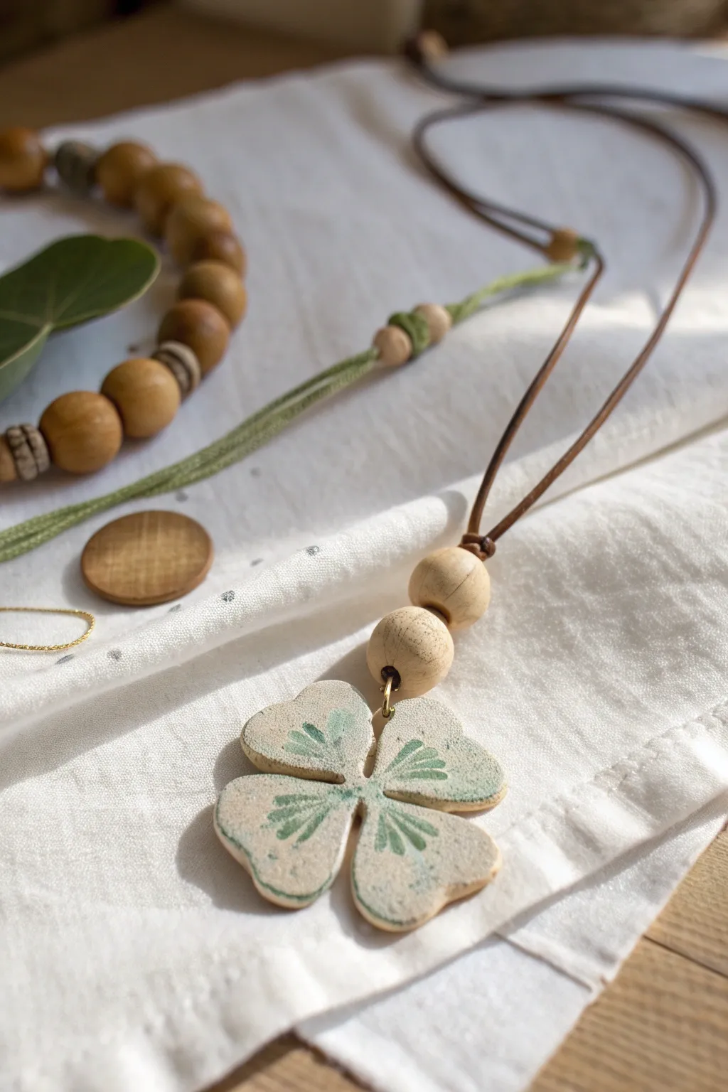 Embrace natural elegance with this charming clover pendant necklace, perfect for adding a touch of minimalist beauty to any outfit.