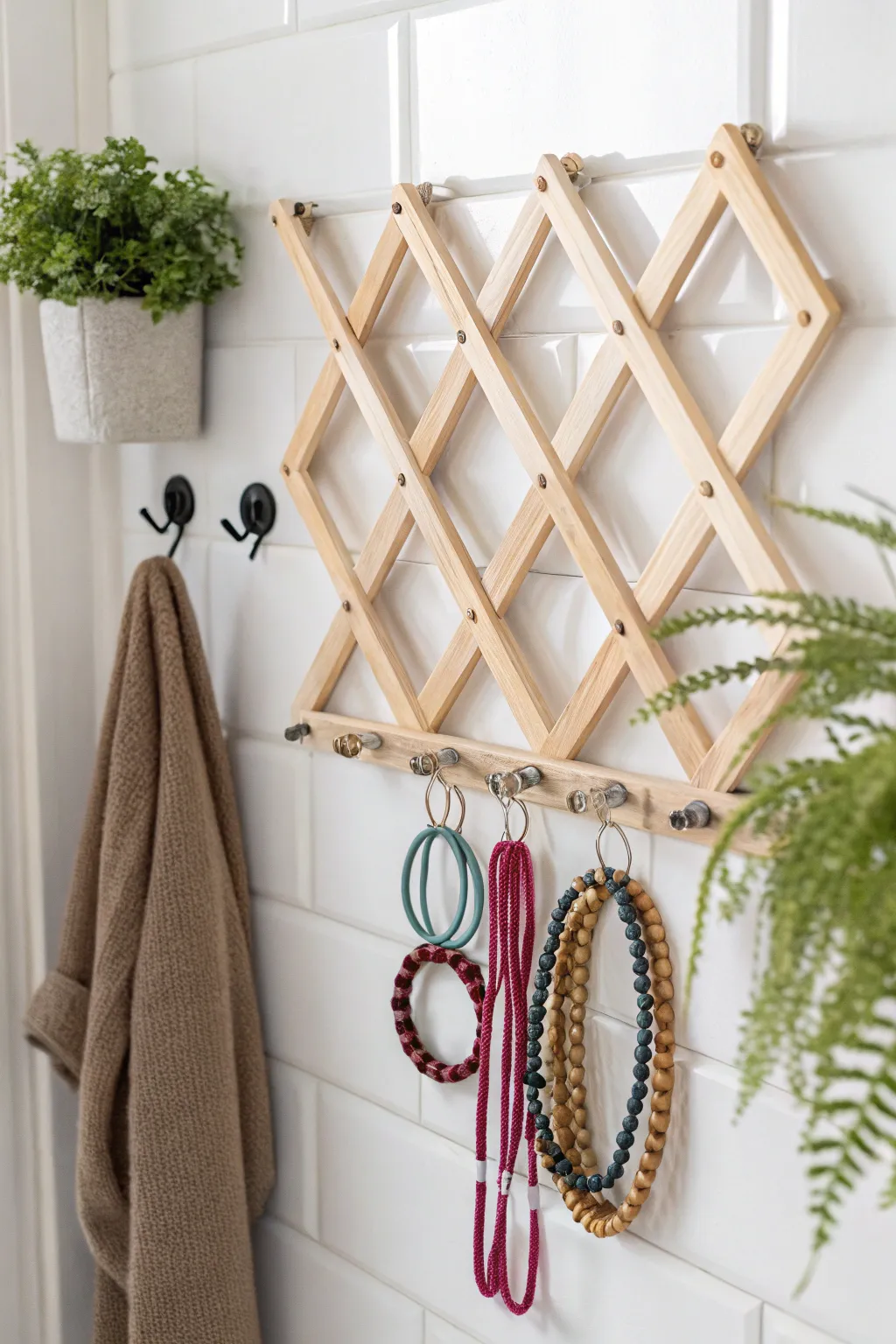 Transform your bathroom with a chic accordion wall hook—where functionality meets Scandinavian elegance.