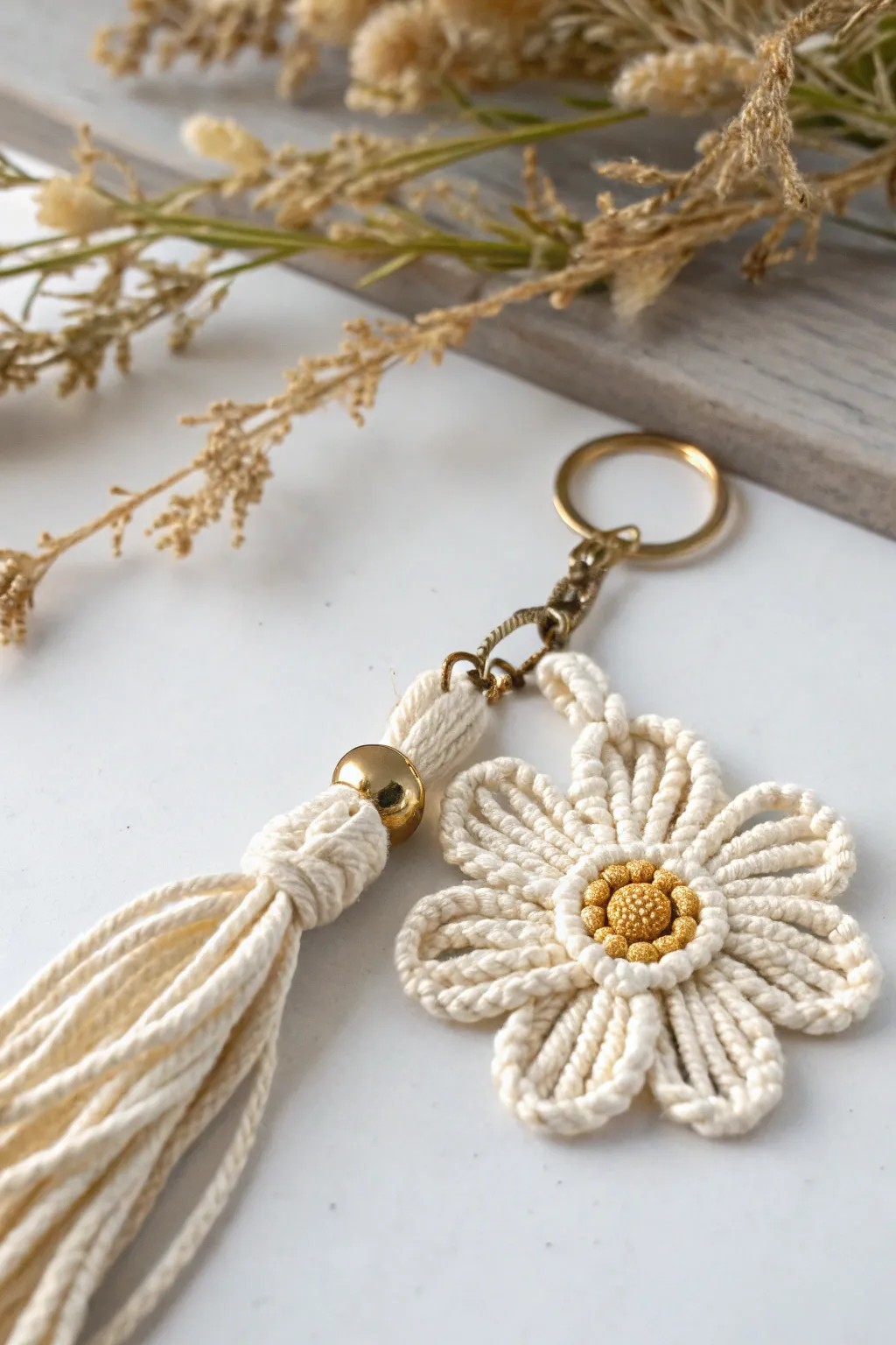 Embrace a touch of sunshine with this charming daisy macrame keychain, where simplicity meets elegance.