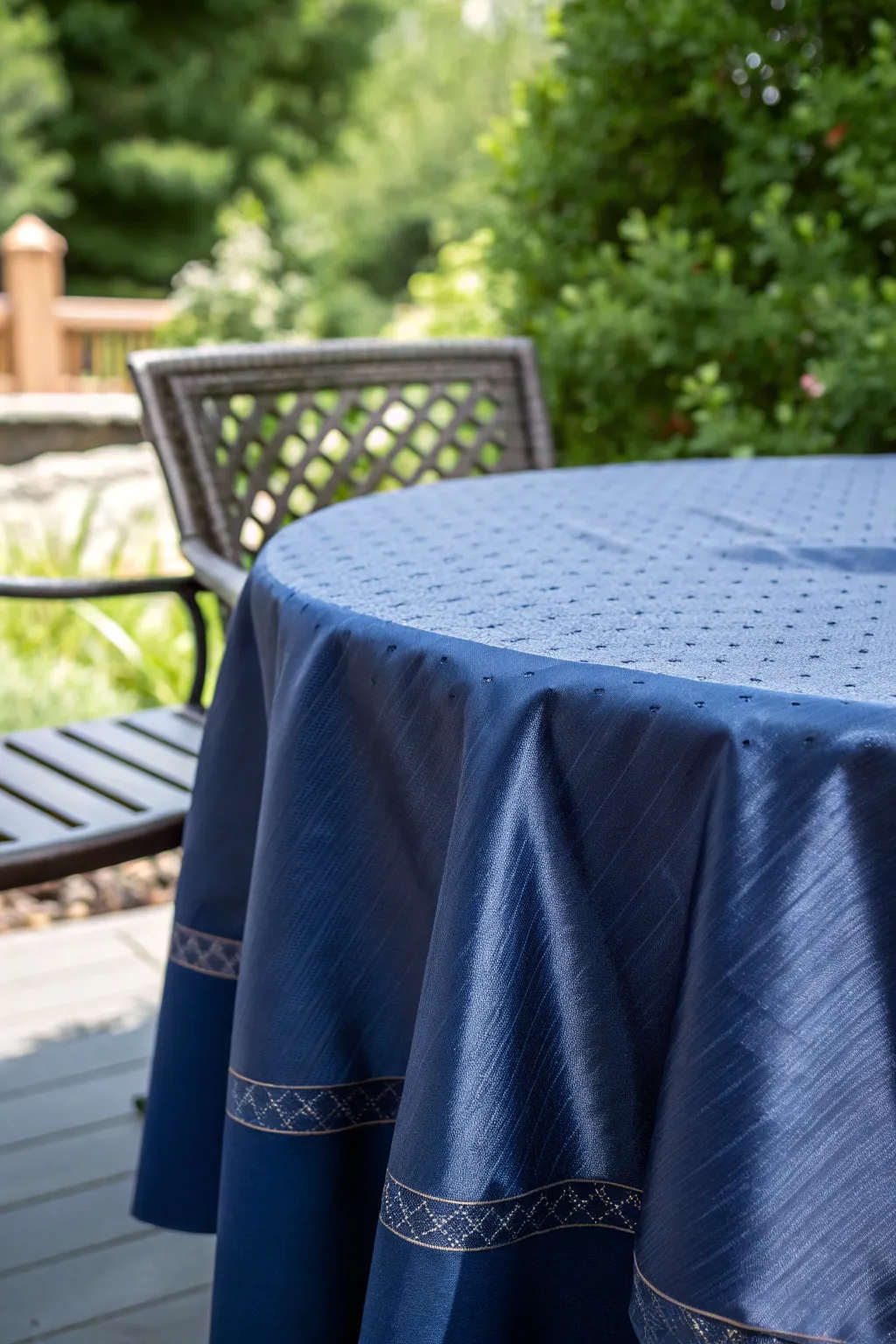 Transform your patio space with a touch of craftsmanship: waterproof fabric for a stylish and versatile table makeover.