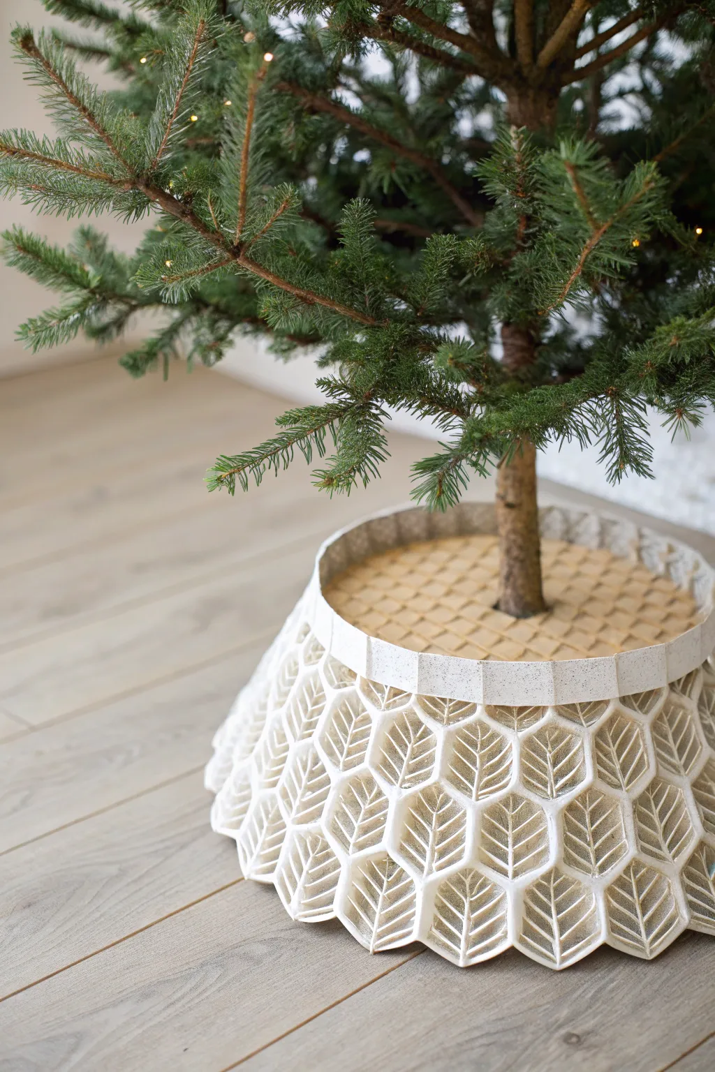 Elevate your holiday decor with a chic paper honeycomb tree skirt—where Scandinavian minimalism meets boho charm.