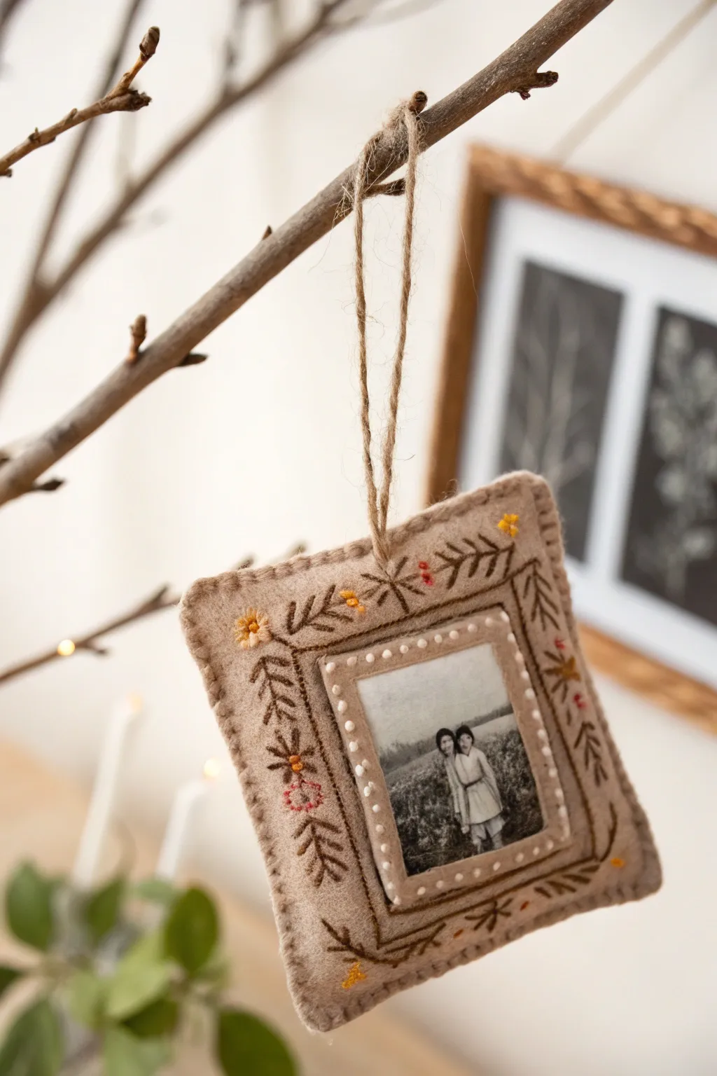 Cherish memories in style with handcrafted felt photo frame ornaments—where simplicity meets heartfelt beauty.