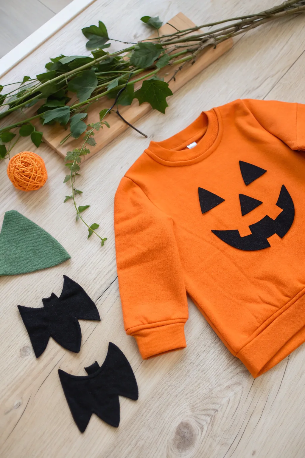 Craft your own charming pumpkin look with just a sweatshirt and felt for a playful Halloween vibe!