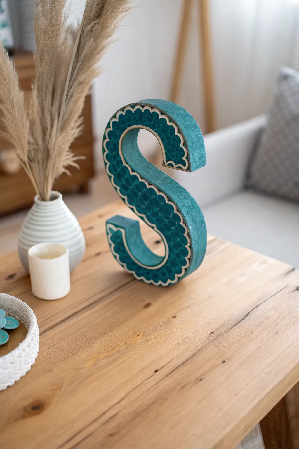 Elevate your crafts with scalloped sophistication: the perfect blend of minimalist design and bold color for your decor.