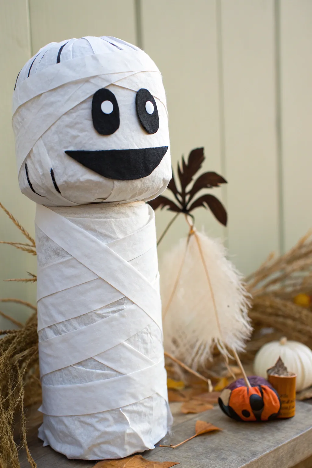 Craft your own spooky chic! This mummy puppet blends minimalism with a touch of Boho for a Halloween masterpiece.