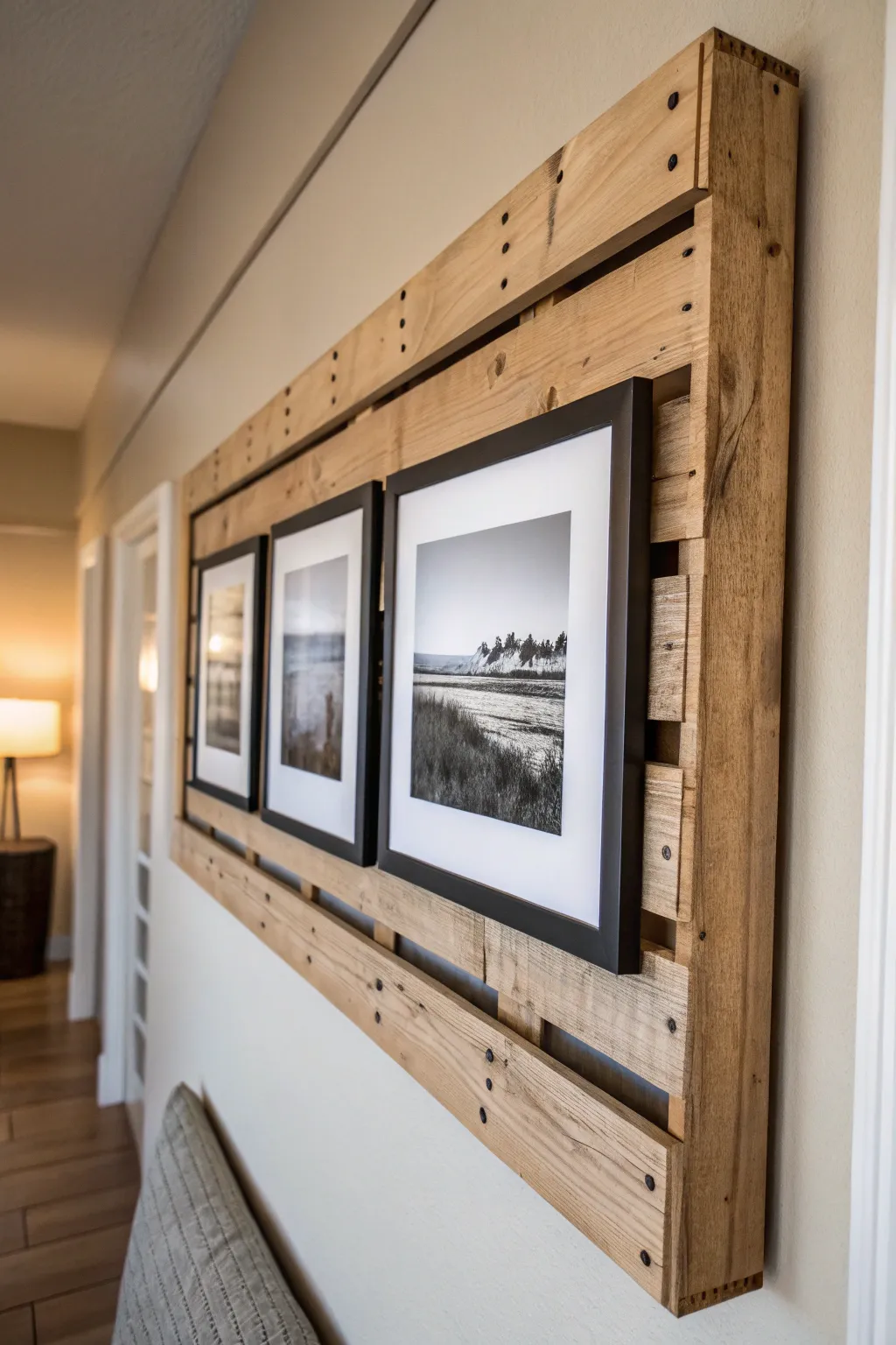 Discover the art of minimalist elegance with this sophisticated pallet picture board design.