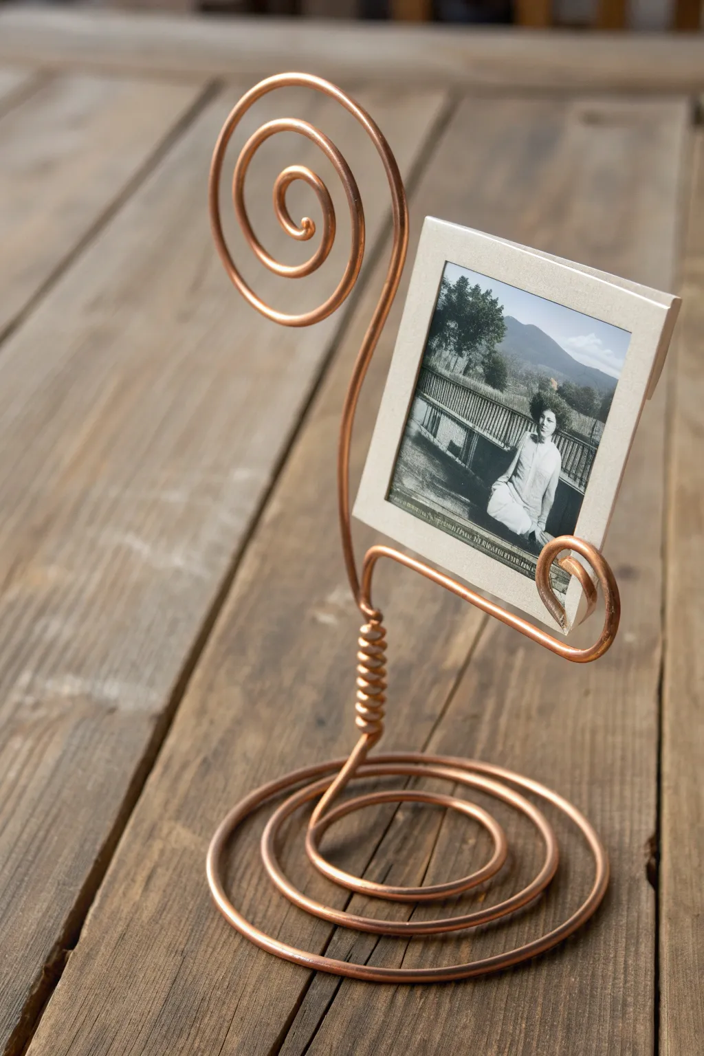 Craft your memories into art with this exquisite wire photo holder.
