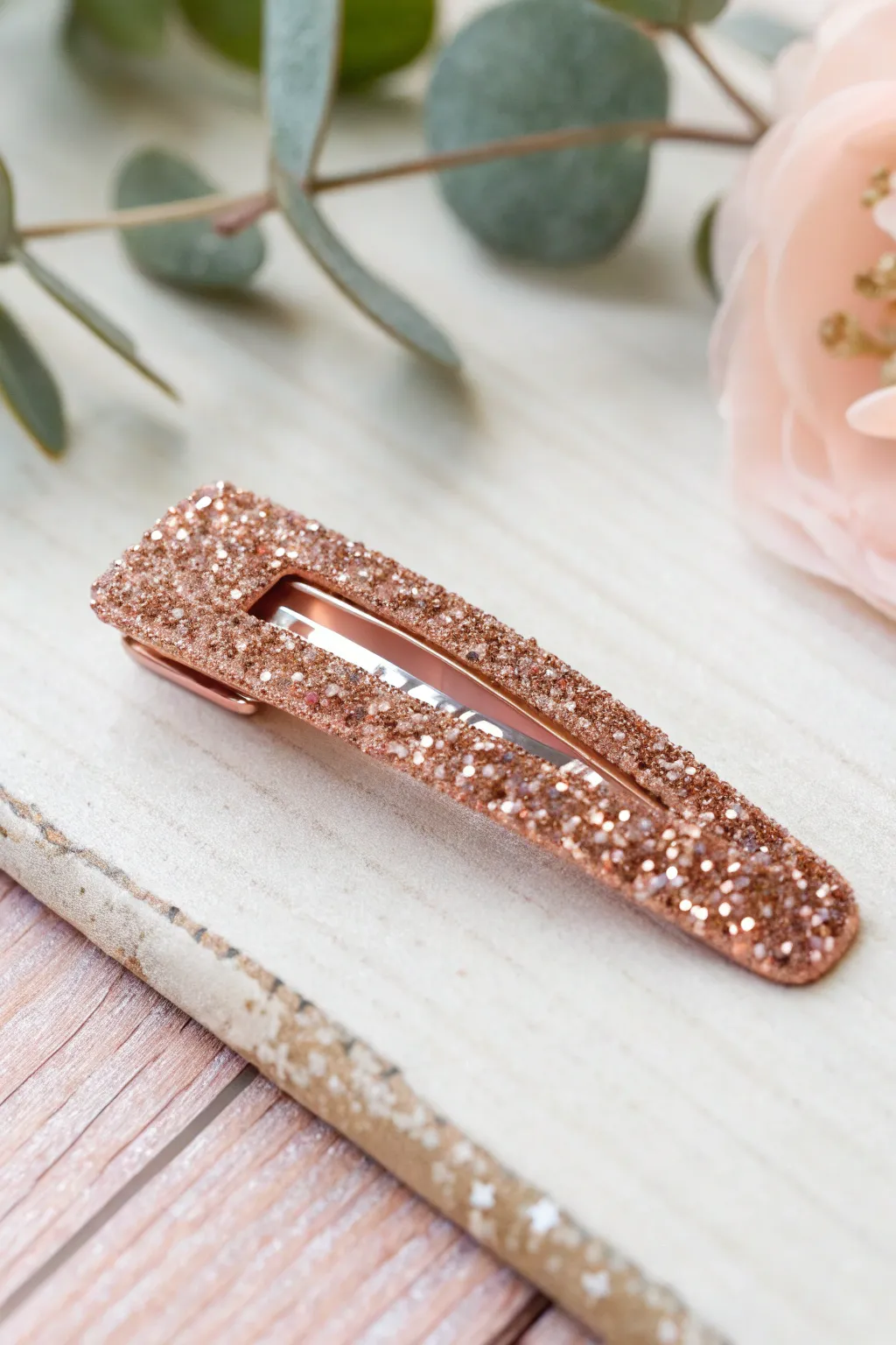 Sparkle with elegance: Handcrafted glitter hair clip perfect for any occasion.