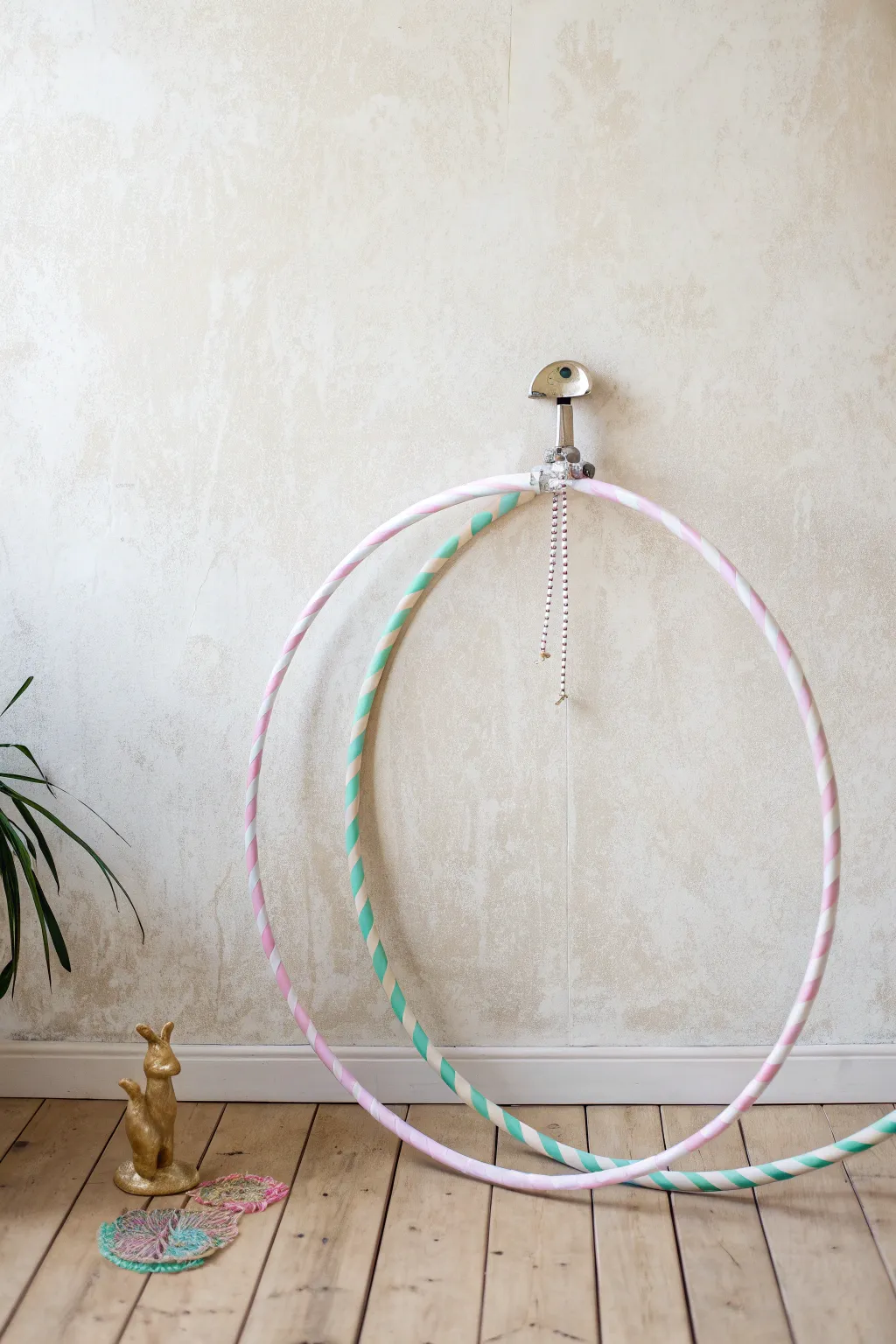 Turn heads with a whimsical shower costume – a playful blend of simplicity and creativity!