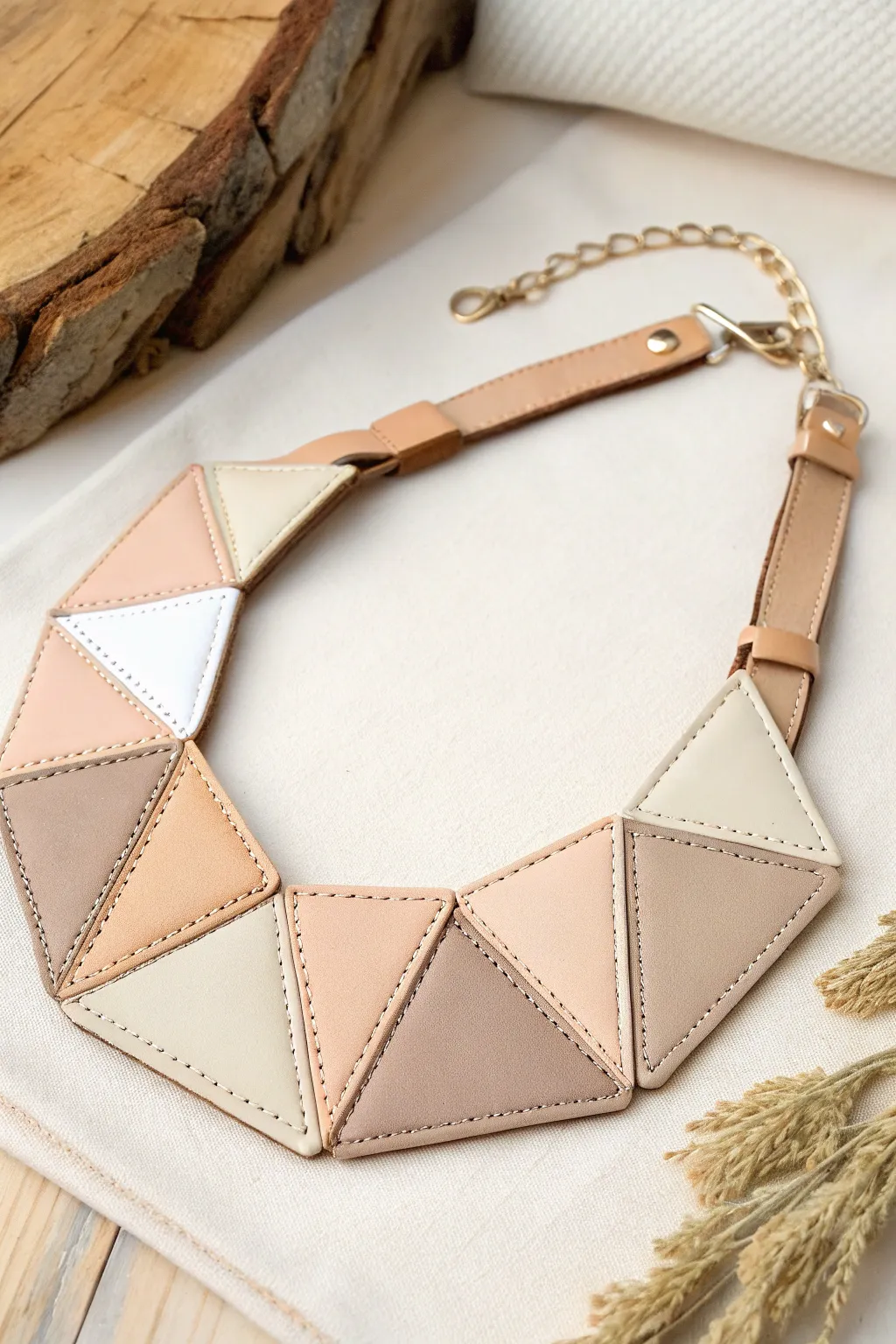 Elevate your style with a Scandinavian-inspired geometric leather collar necklace – where simplicity meets elegance.