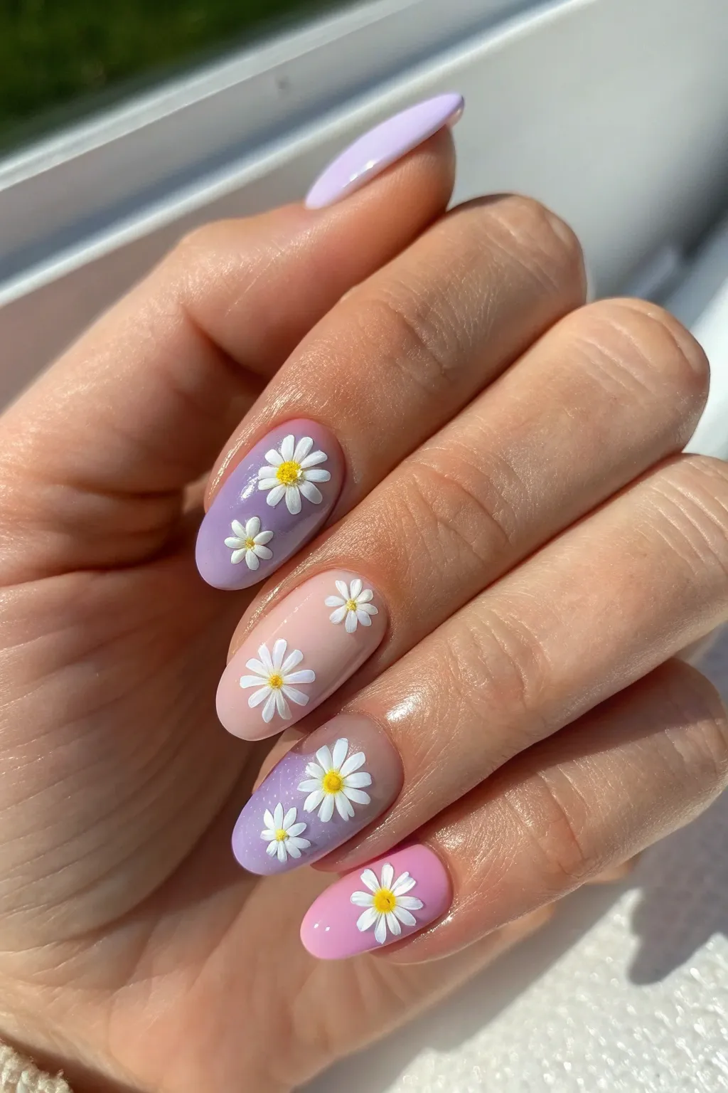 Embrace sunset vibes with daisy ombre nails – simplicity meets elegance.