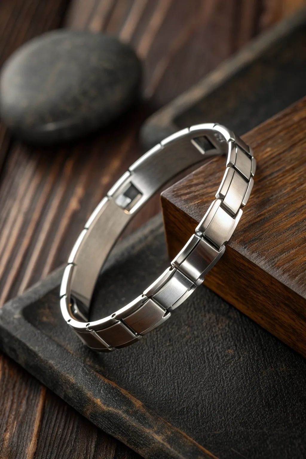 Elevate your everyday style with this sleek minimalist metal band, a perfect blend of simplicity and sophistication.