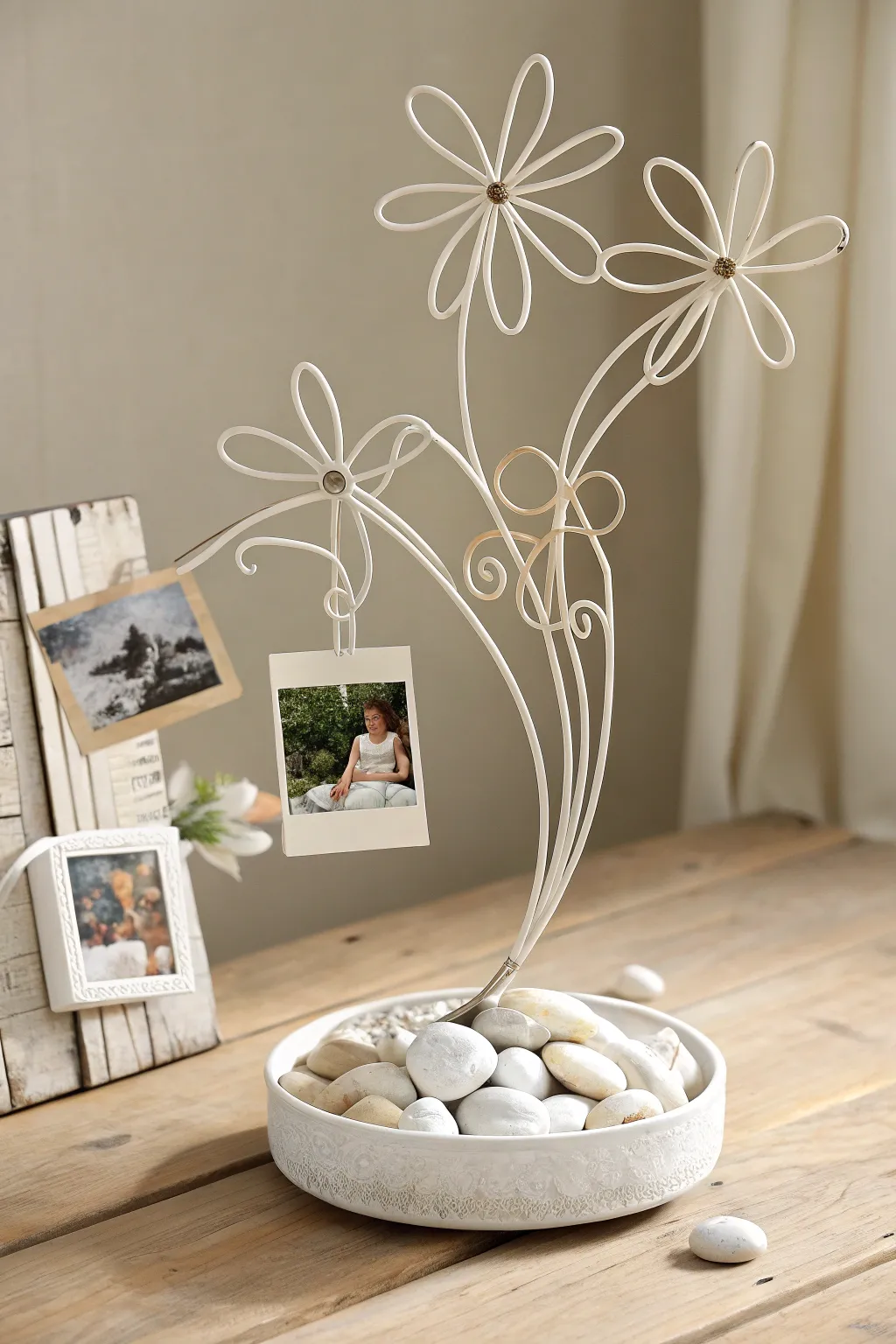Elevate your decor with whimsical wire photo displays that blend minimalist elegance and artistic charm.