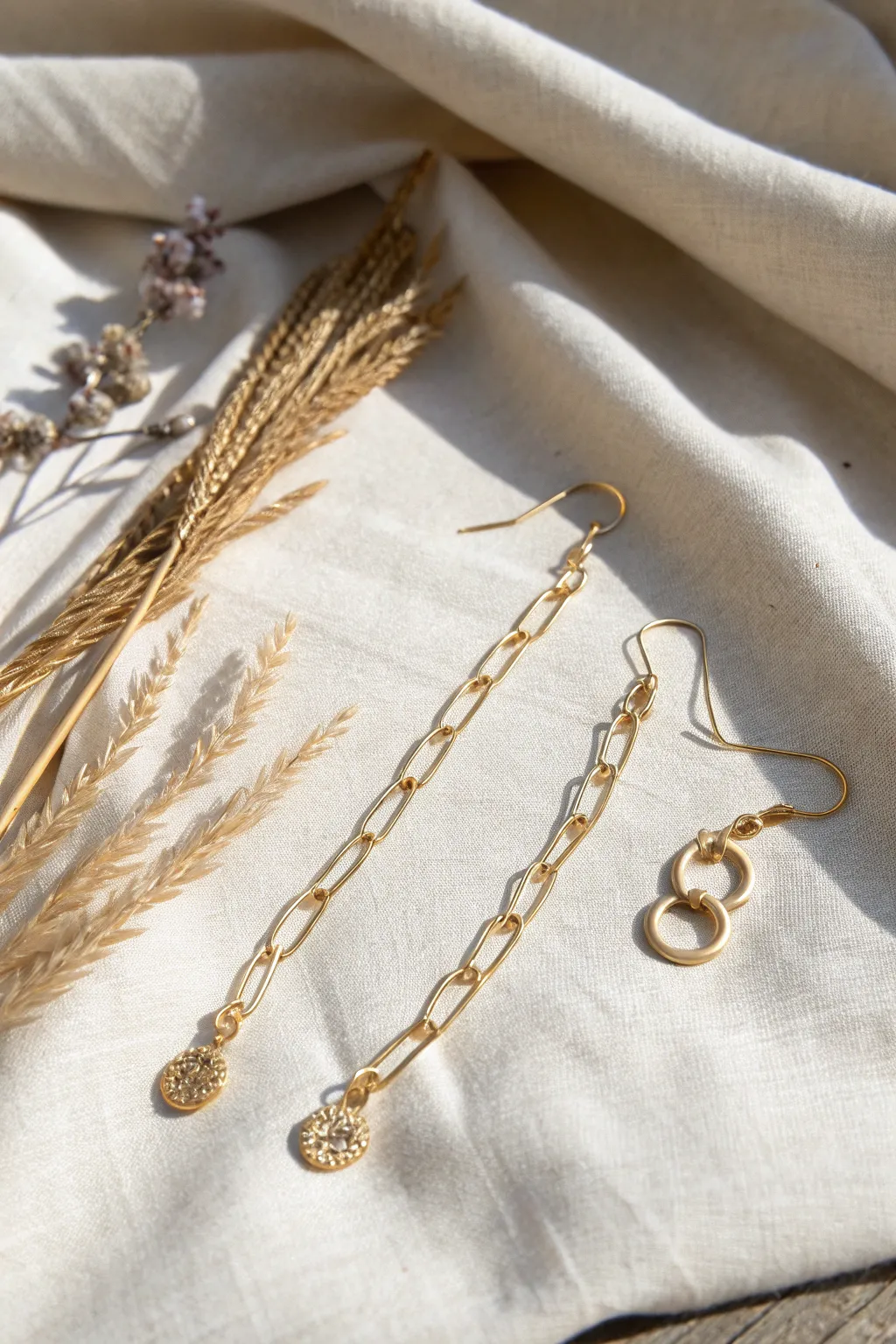 Embrace elegance with these chic chain earrings, perfect for any occasion.