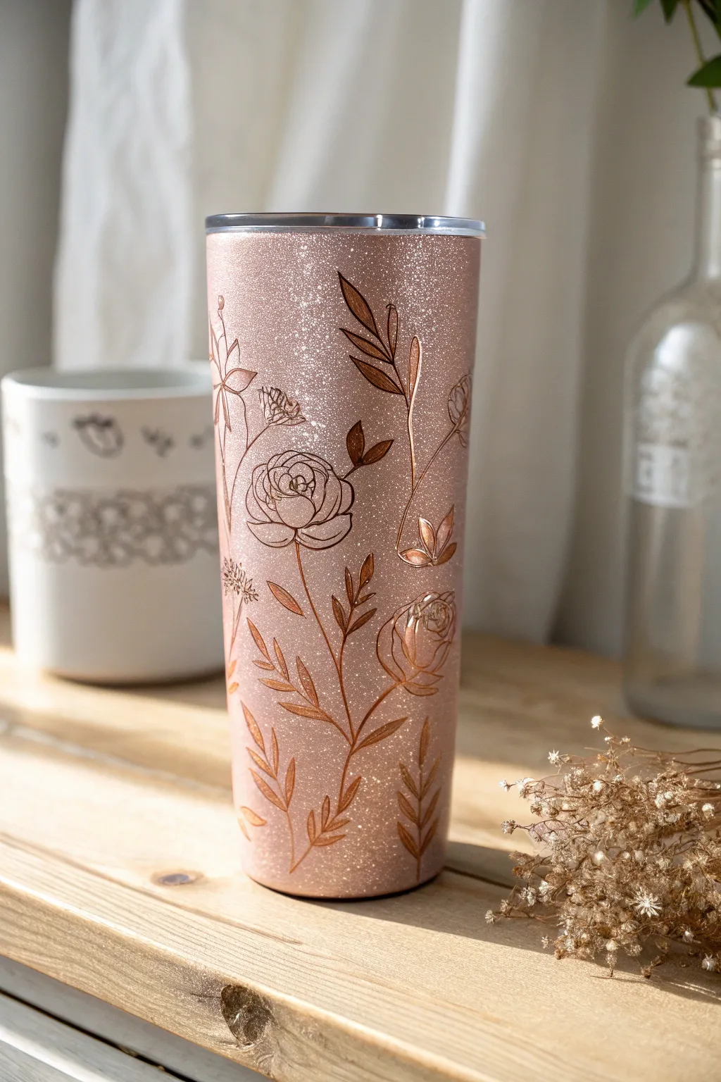 Sip in style with nature's charm: a glittering tumbler that marries elegance and simplicity.