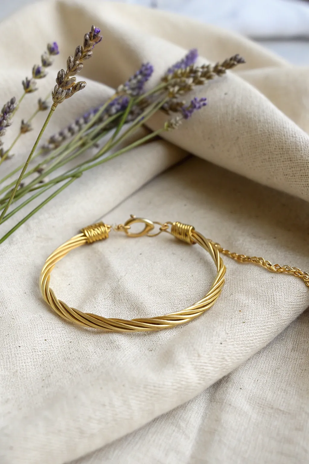 Discover the art of wire twisting: Create your own stunning minimalist bracelet.