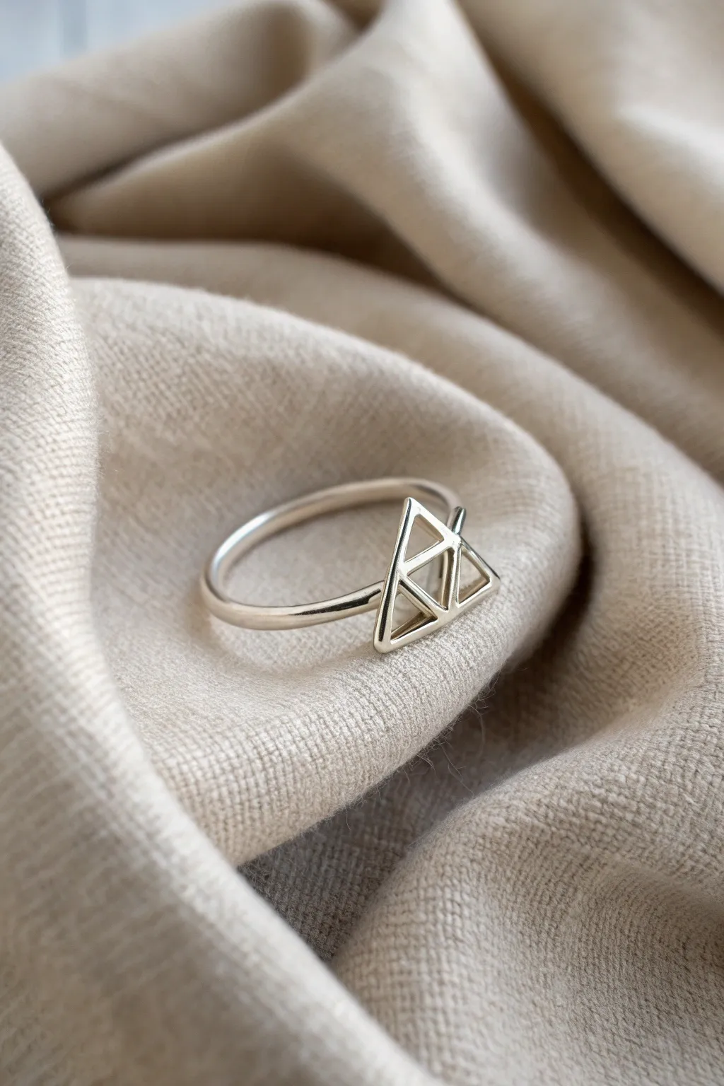 Embrace modern elegance with minimalist geometric wire rings—where simplicity meets sophistication.