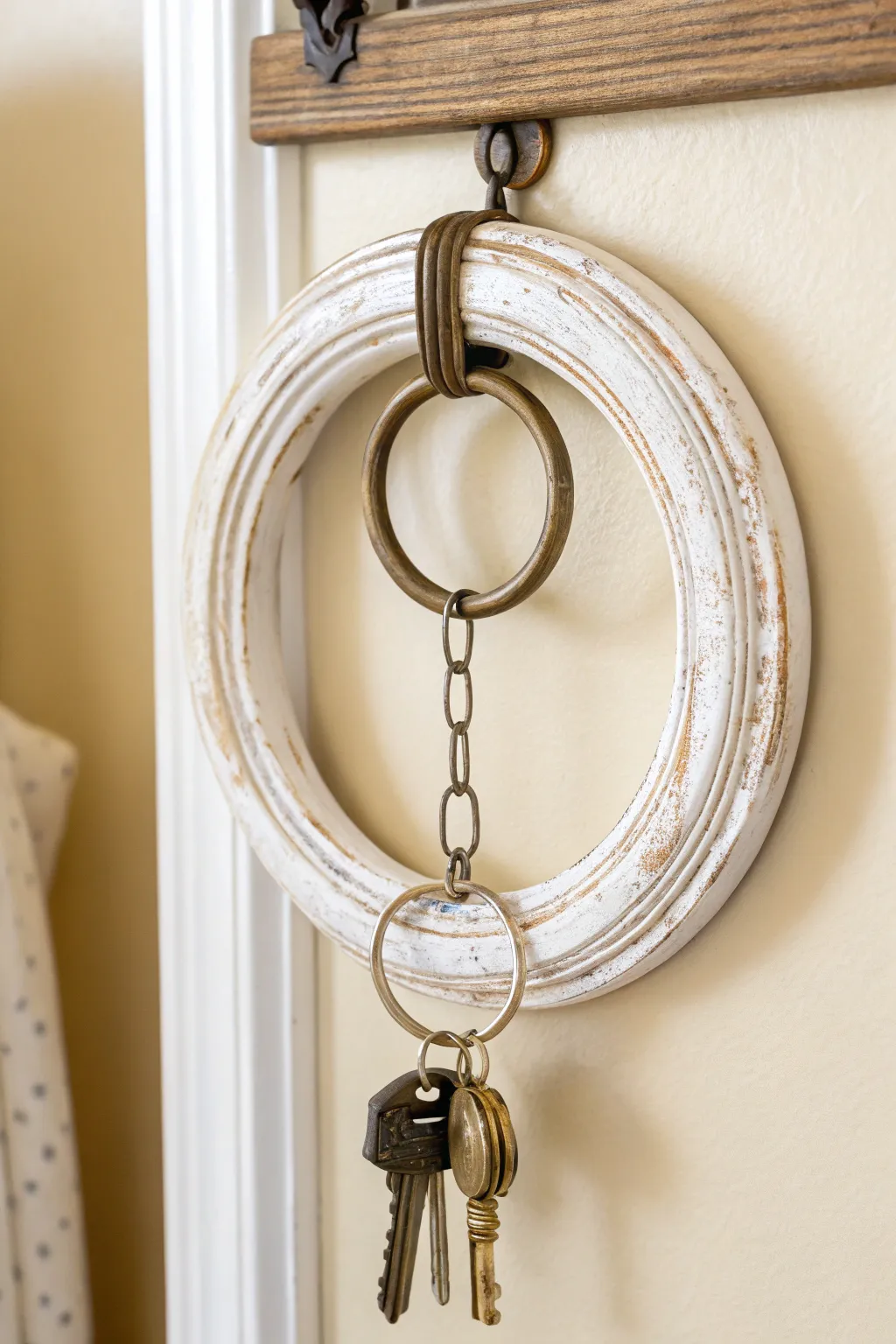 Transform wooden rings into charming vintage key holders with a touch of minimalist elegance.