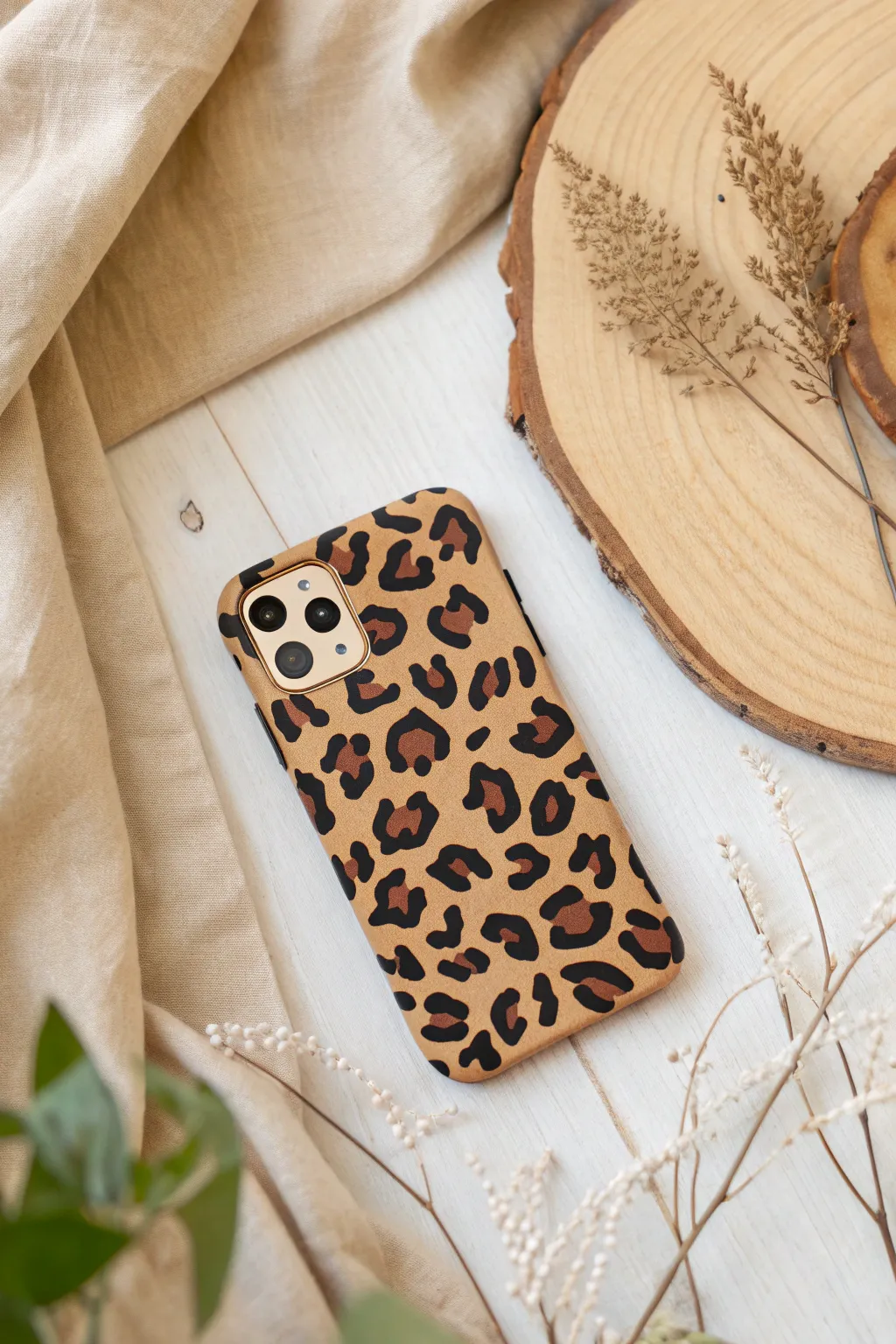 Unleash your style with bold animal prints! Perfect for those who love a touch of wild elegance. 🐆📱