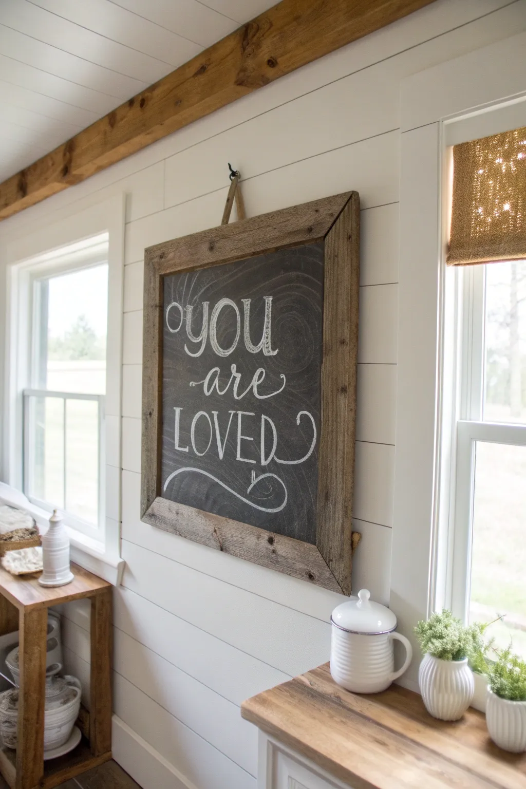Leave a loving note: a minimalist touch to brighten your family's day.