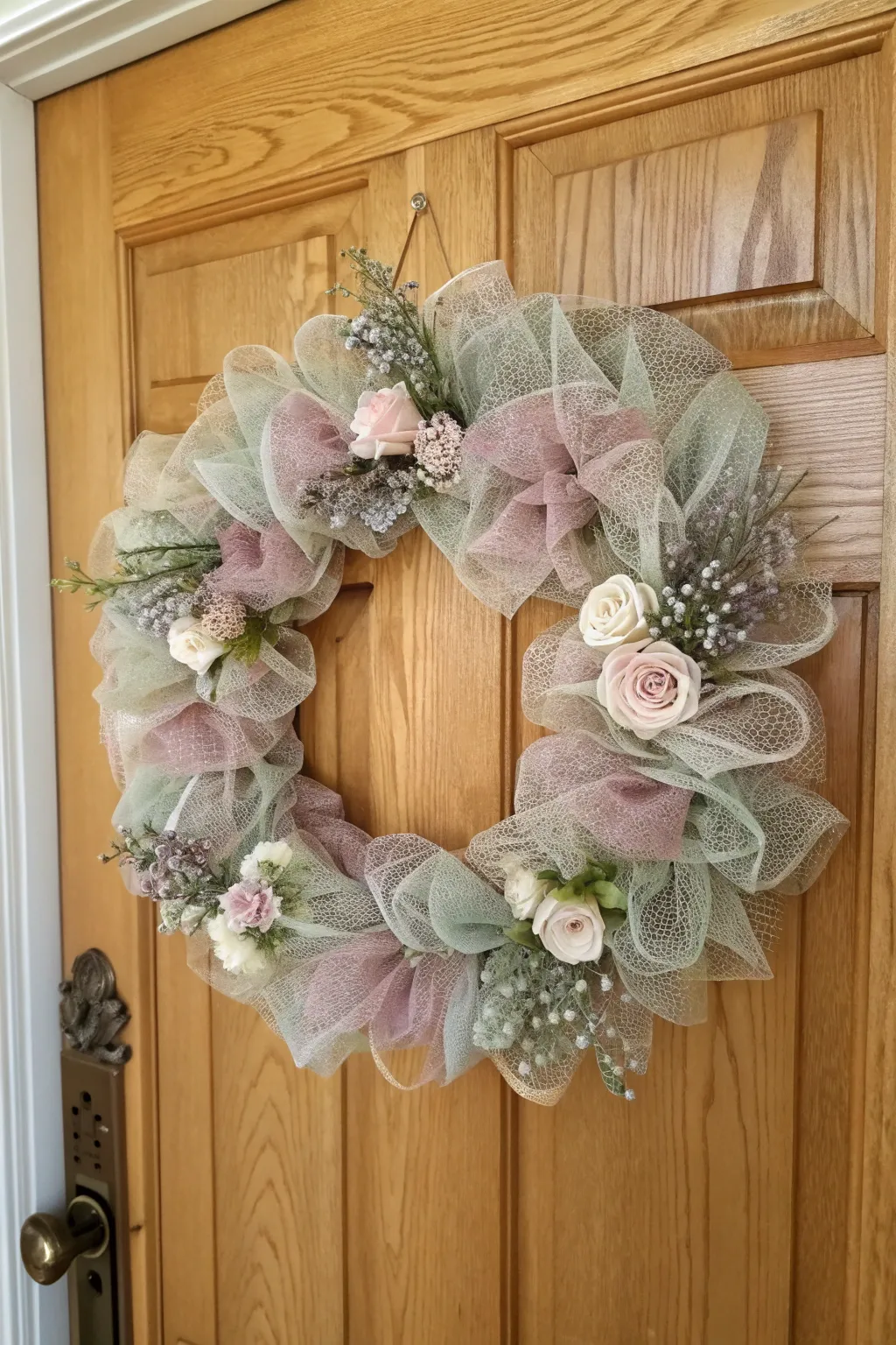 Embrace vintage elegance with a deco mesh wreath that whispers nostalgia and charm. 🌿✨