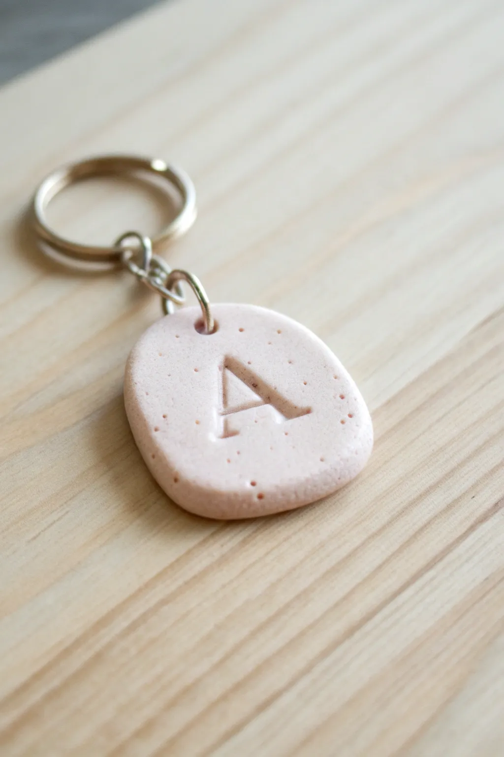 Create your own personalized charm with these kawaii clay keychains – a perfect blend of simplicity and elegance!