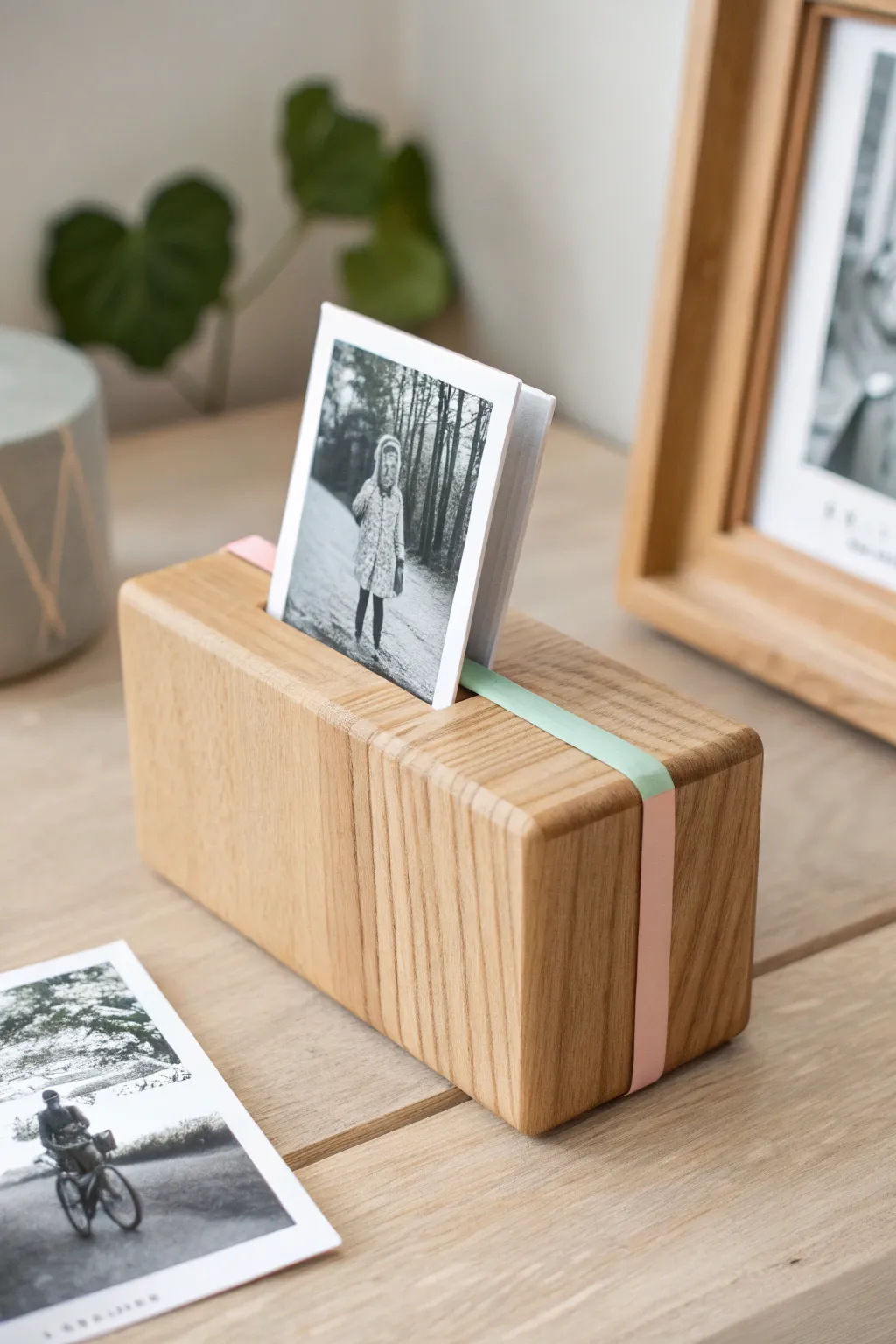 Celebrate Mother's Day with a touch of elegance and simplicity. This wooden block picture holder is a perfect blend of minimalist design and boho charm.