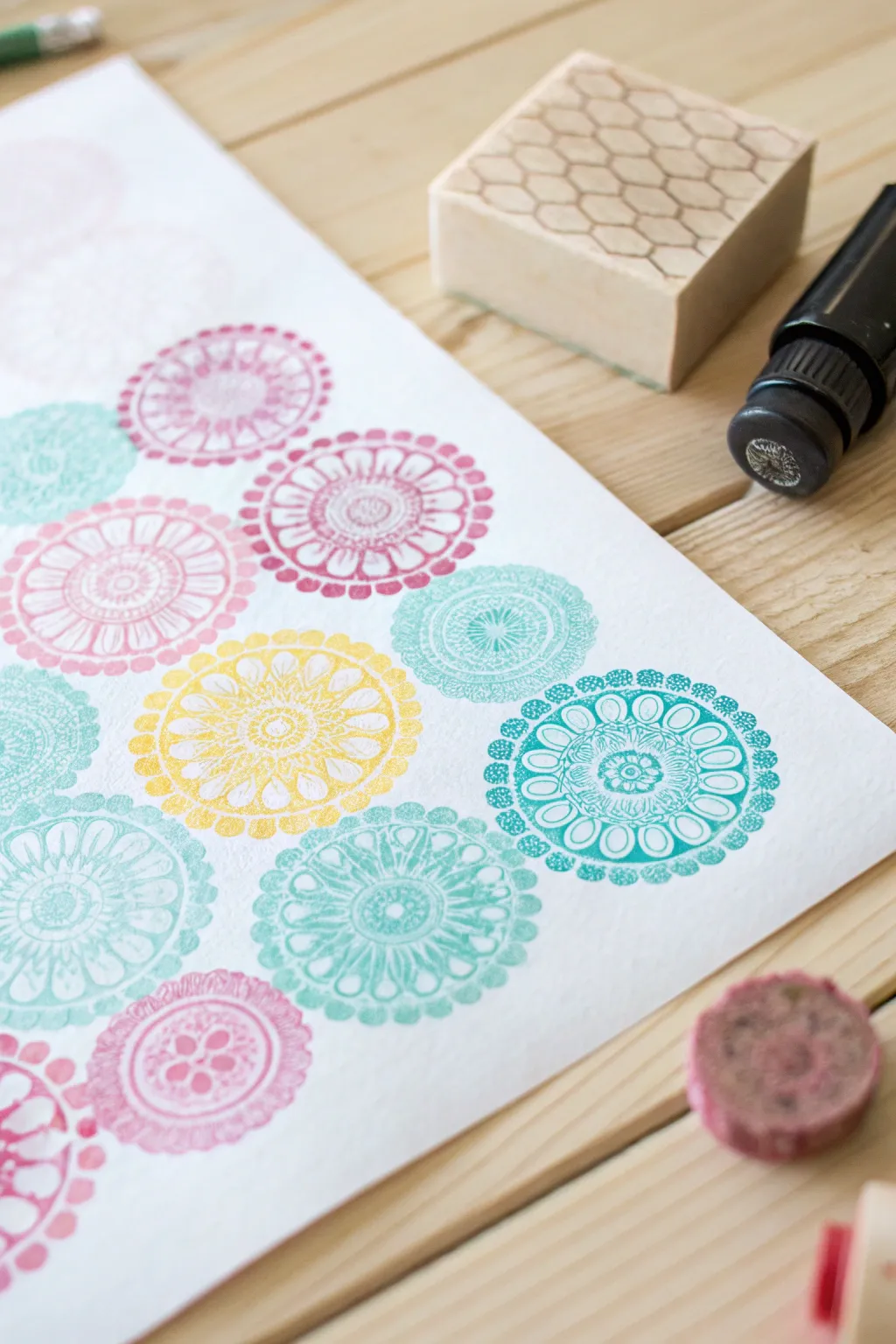 Discover the joy of creating vibrant art with bubble wrap and a splash of color! #CreativeCrafting #ScandiBoho