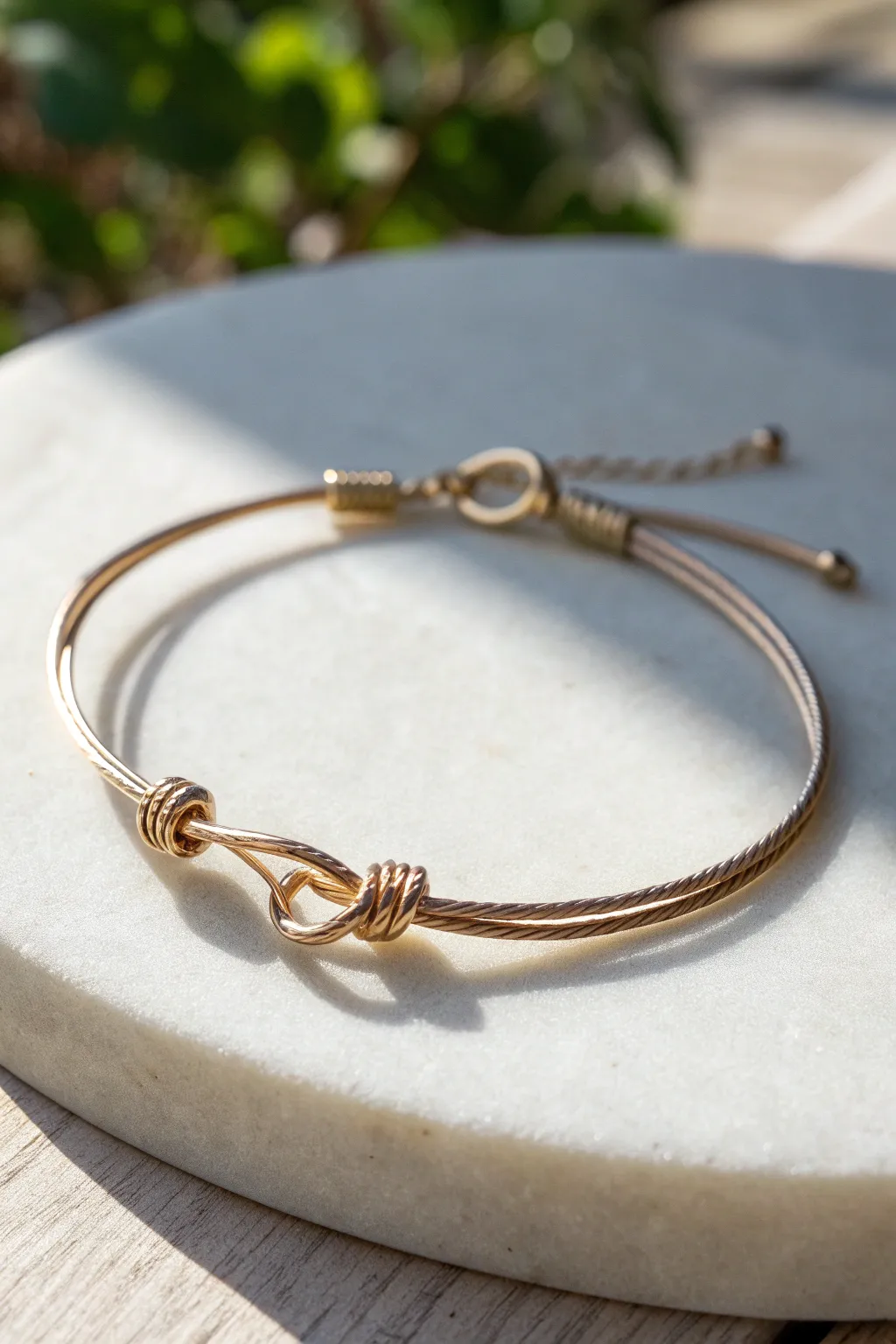 Elegance in Adjustment: Discover the beauty of a perfectly fitting wire bracelet, designed for every wrist.