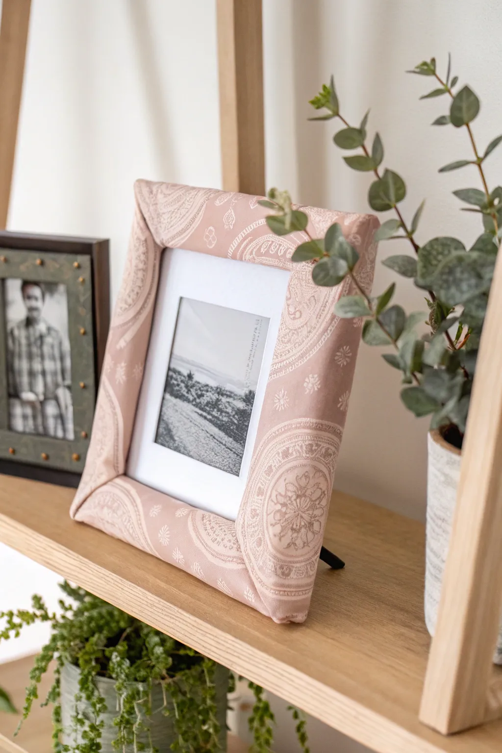 Embrace the art of simplicity with this fabric-covered photo frame, where cherished memories meet minimalist elegance.