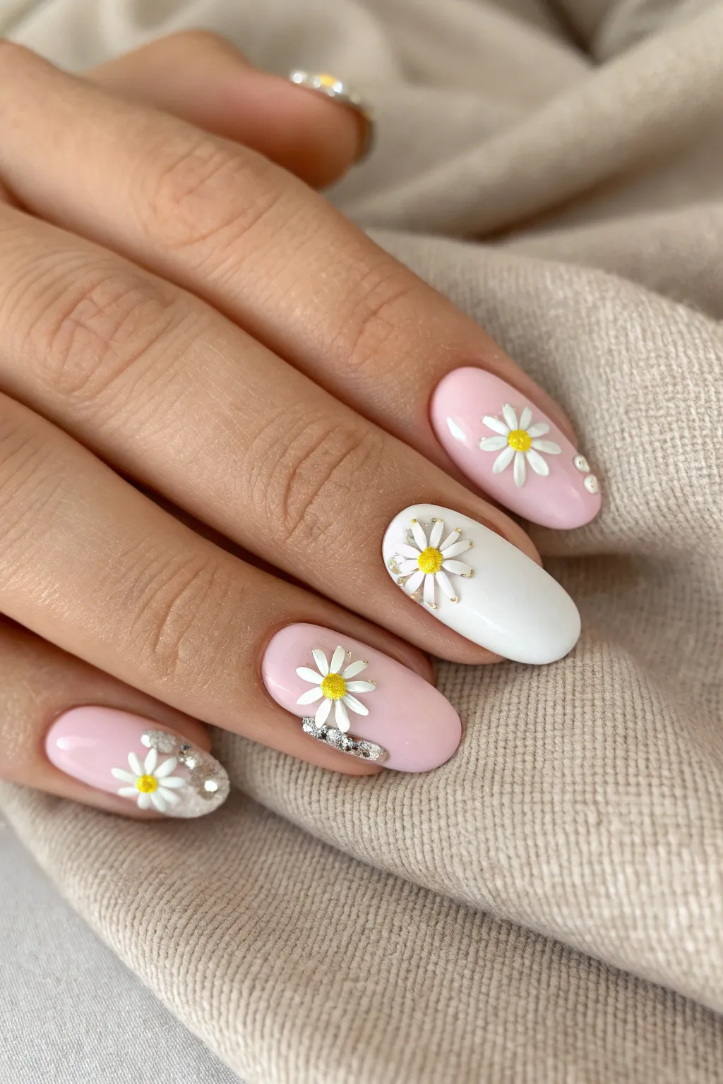 Sparkle in simplicity with daisy nail art adorned with rhinestones. Perfect for those who appreciate minimalist elegance with a touch of glamour.