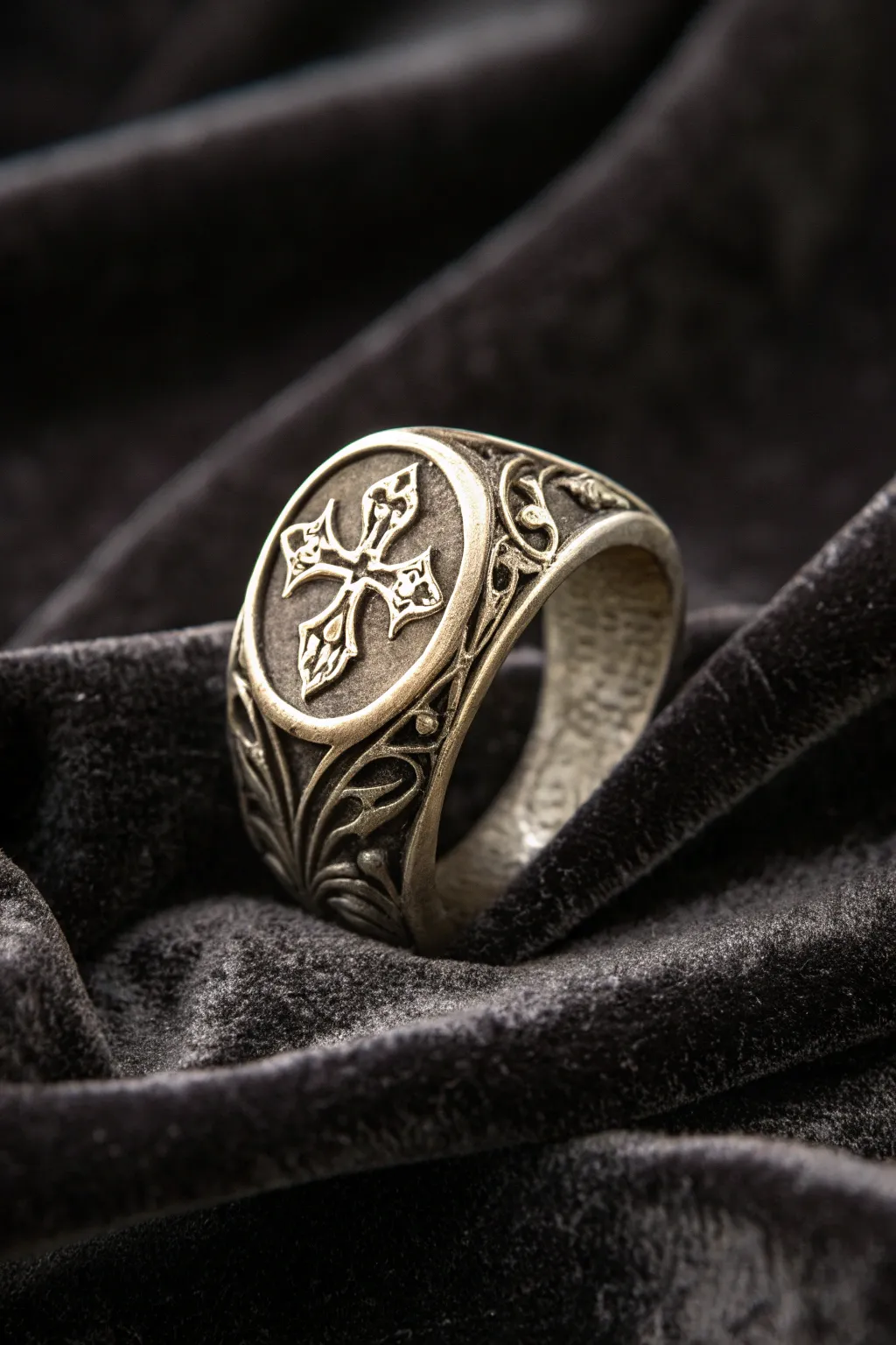 Gothic glamour brings drama to this wax ring design.