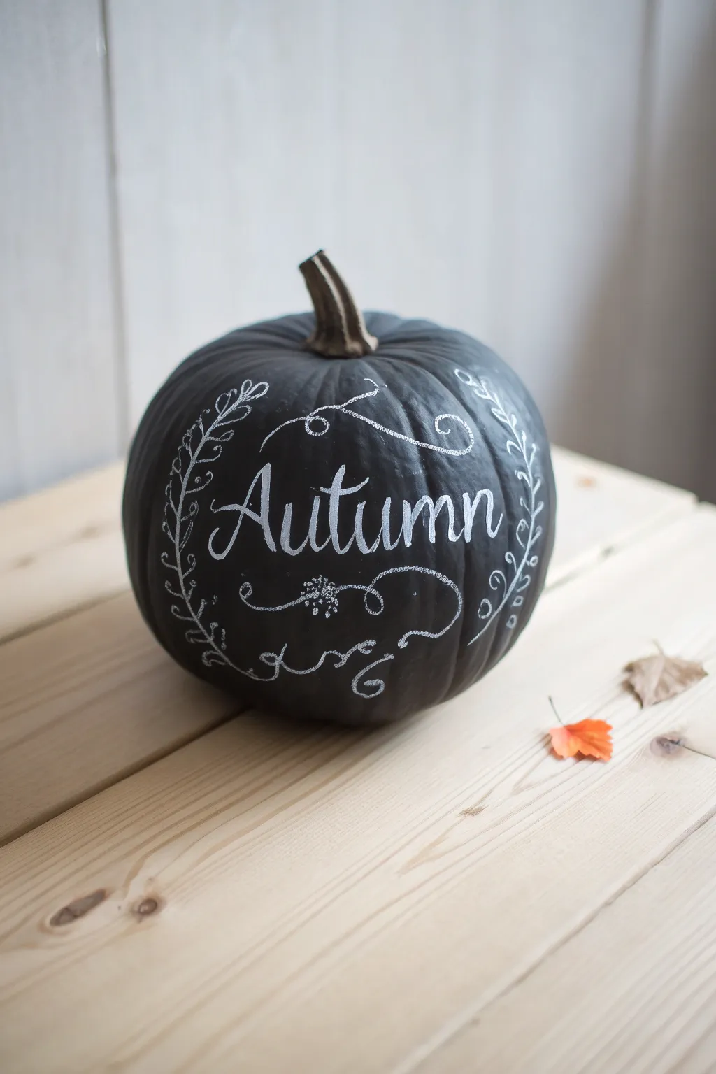 Transform your pumpkin into a charming chalkboard canvas for ever-changing autumn messages. 🎃🍂 #ScandinavianStyle #BohoMinimalism #PumpkinArt