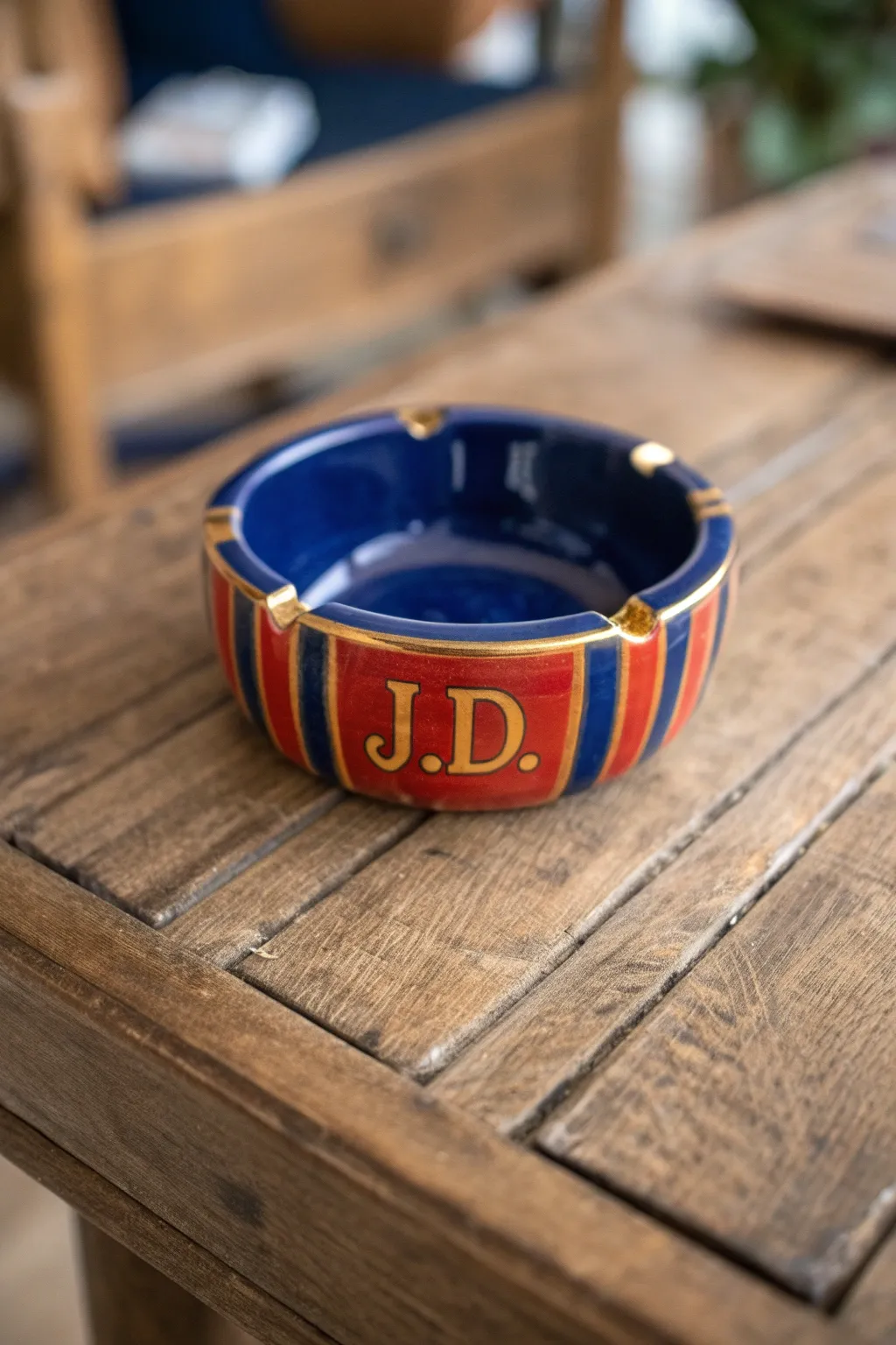 Elevate your gift-giving with a personalized touch: an engraved ashtray masterpiece.
