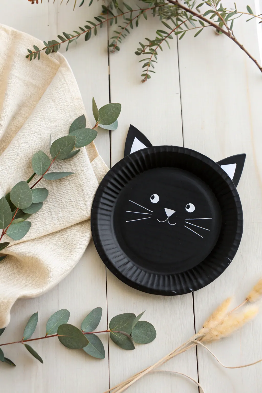 Craft your own purr-fectly charming black cat with just a paper plate and paint! 🎨🐱 #MinimalistMagic #KidsCrafts