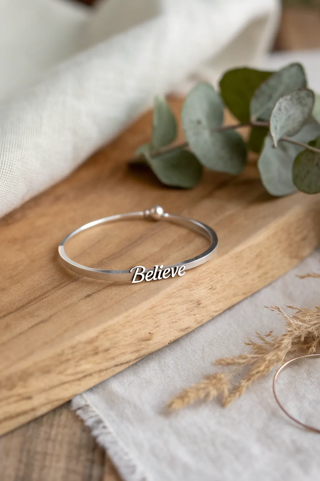 Embrace simplicity and inspire confidence with every glance at this 'BELIEVE' bracelet. A touch of elegance and motivation in Scandinavian style.