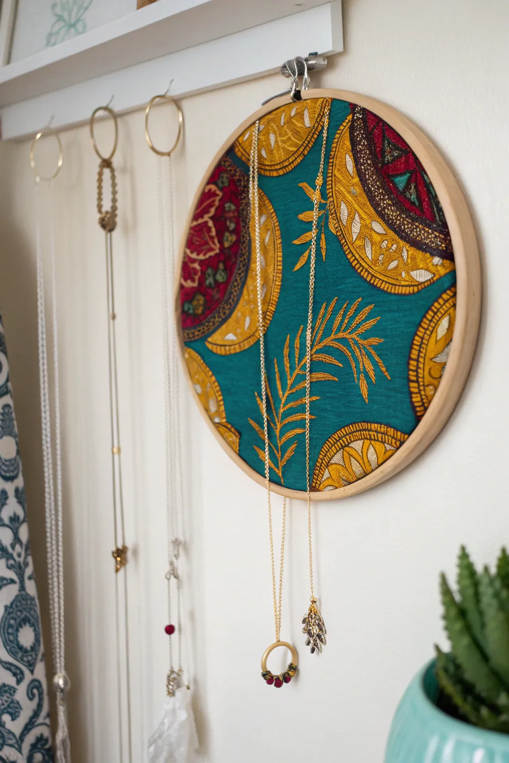 Transform your wall into a stylish display with this DIY embroidery hoop necklace holder—where function meets Boho elegance.