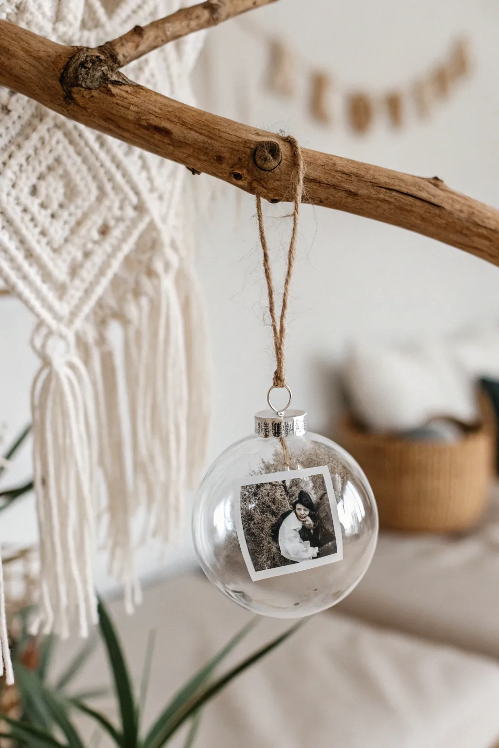 Capture memories with minimalist elegance: DIY photo ornaments that light up the heart.