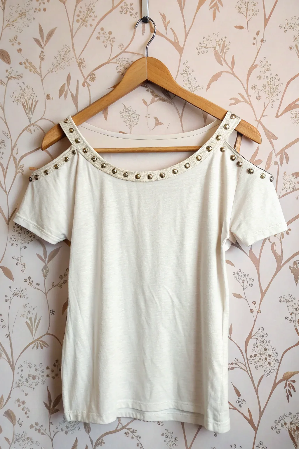 Effortlessly cool and chic: Transform your t-shirt with an off-the-shoulder cut for those laid-back days.