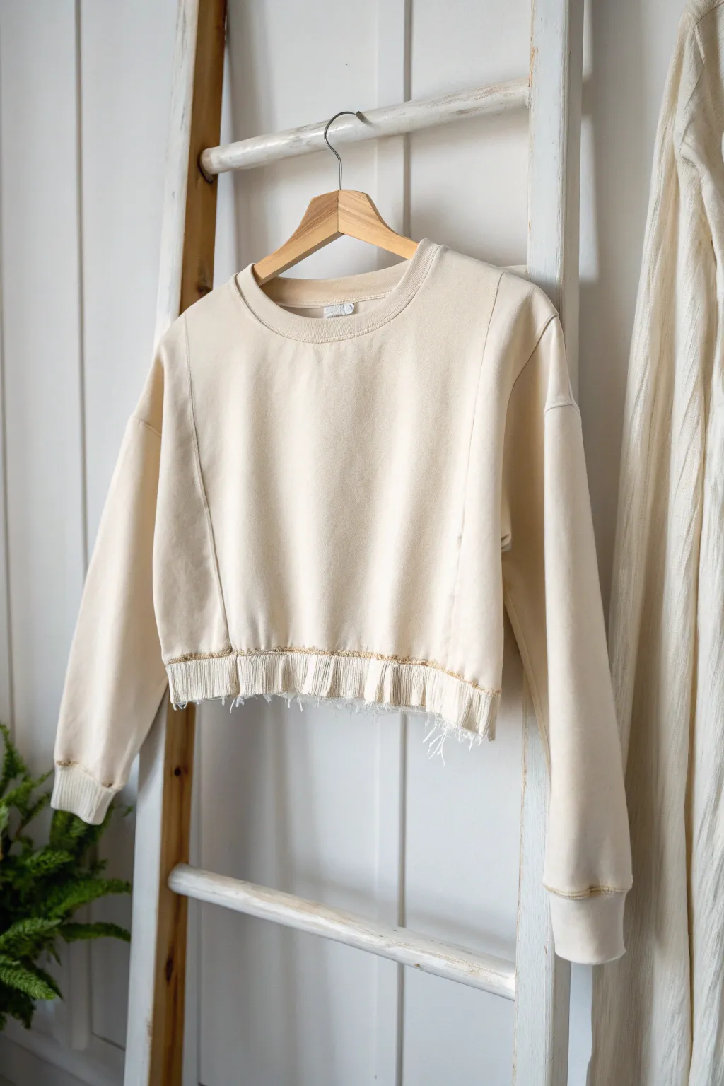 Transform your old sweatshirt into a chic crop top with this simple DIY idea! Perfect for a minimalist wardrobe update.