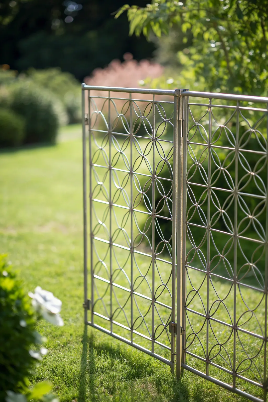 Craftsmanship meets convenience: Elevate your yard with this stylish portable wire fence.