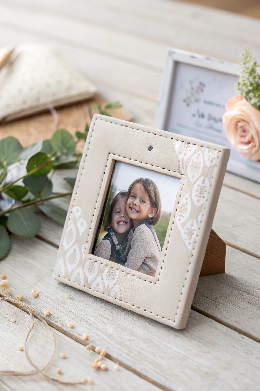 Capture memories with elegance: A minimalist photo frame magnet perfect for Mother's Day.