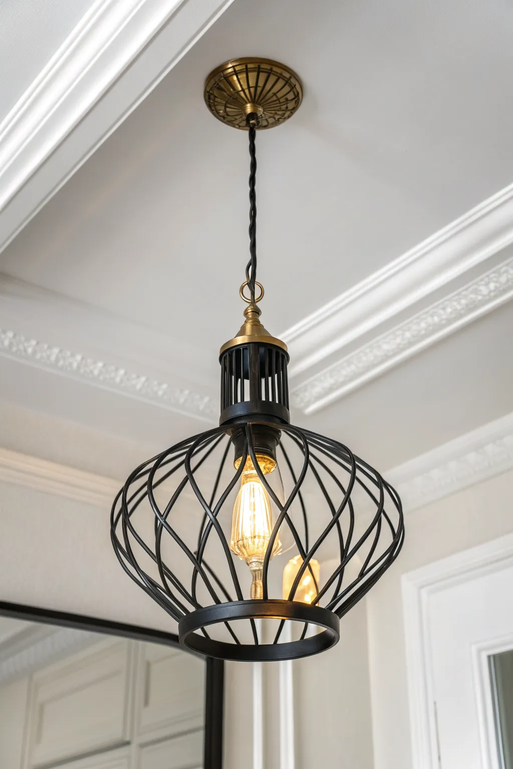 Illuminate your space with style and simplicity: battery-powered brilliance.