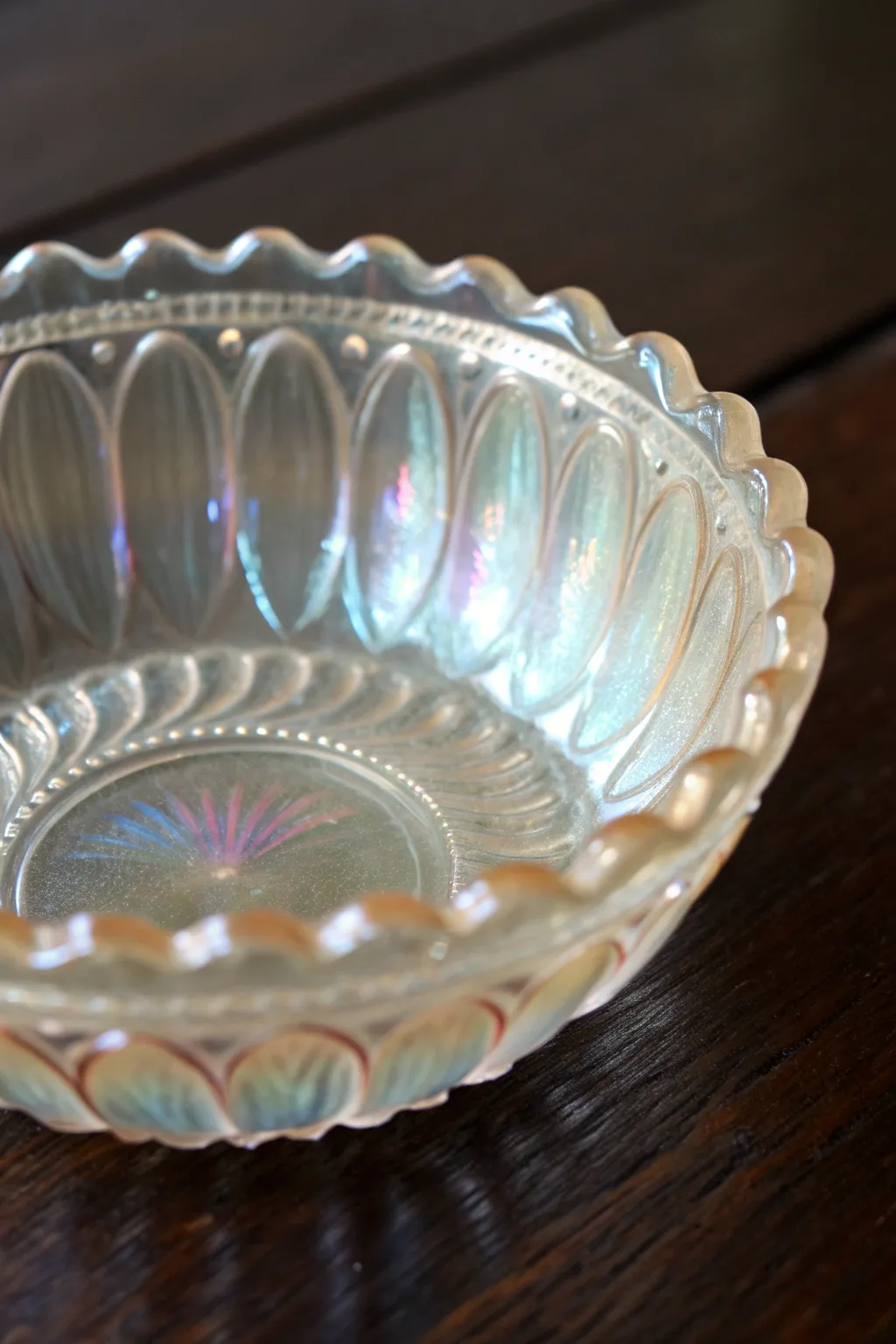 A testament to craftsmanship: this small glass bowl radiates elegance and skill, perfect for those who appreciate the art of glassblowing.