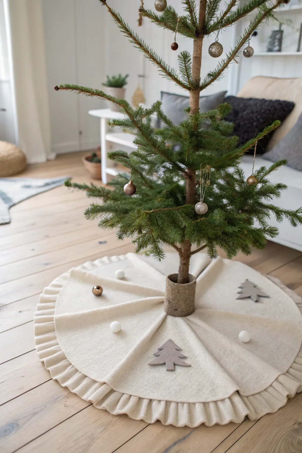 Embrace the beauty of simplicity with this no-sew felt tree skirt, perfect for a cozy, minimalist holiday vibe!